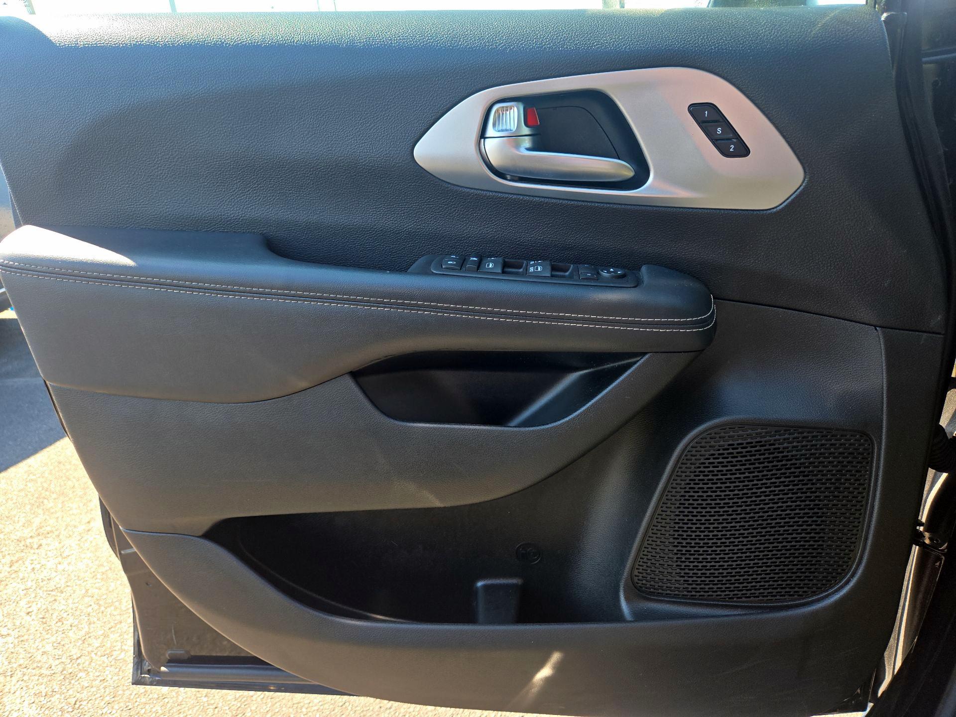 Thumbnail: 2023 Chrysler Pacifica - 10