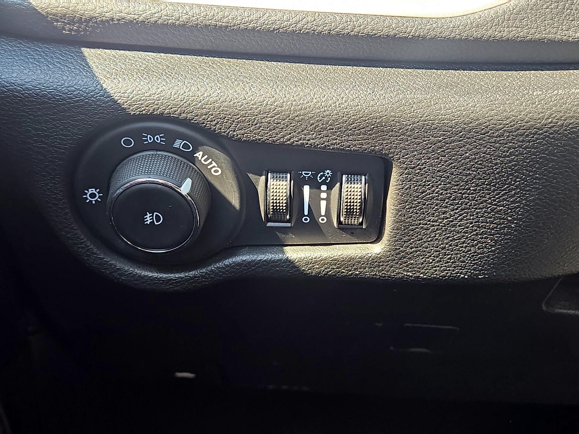 Thumbnail: 2023 Chrysler Pacifica - 11