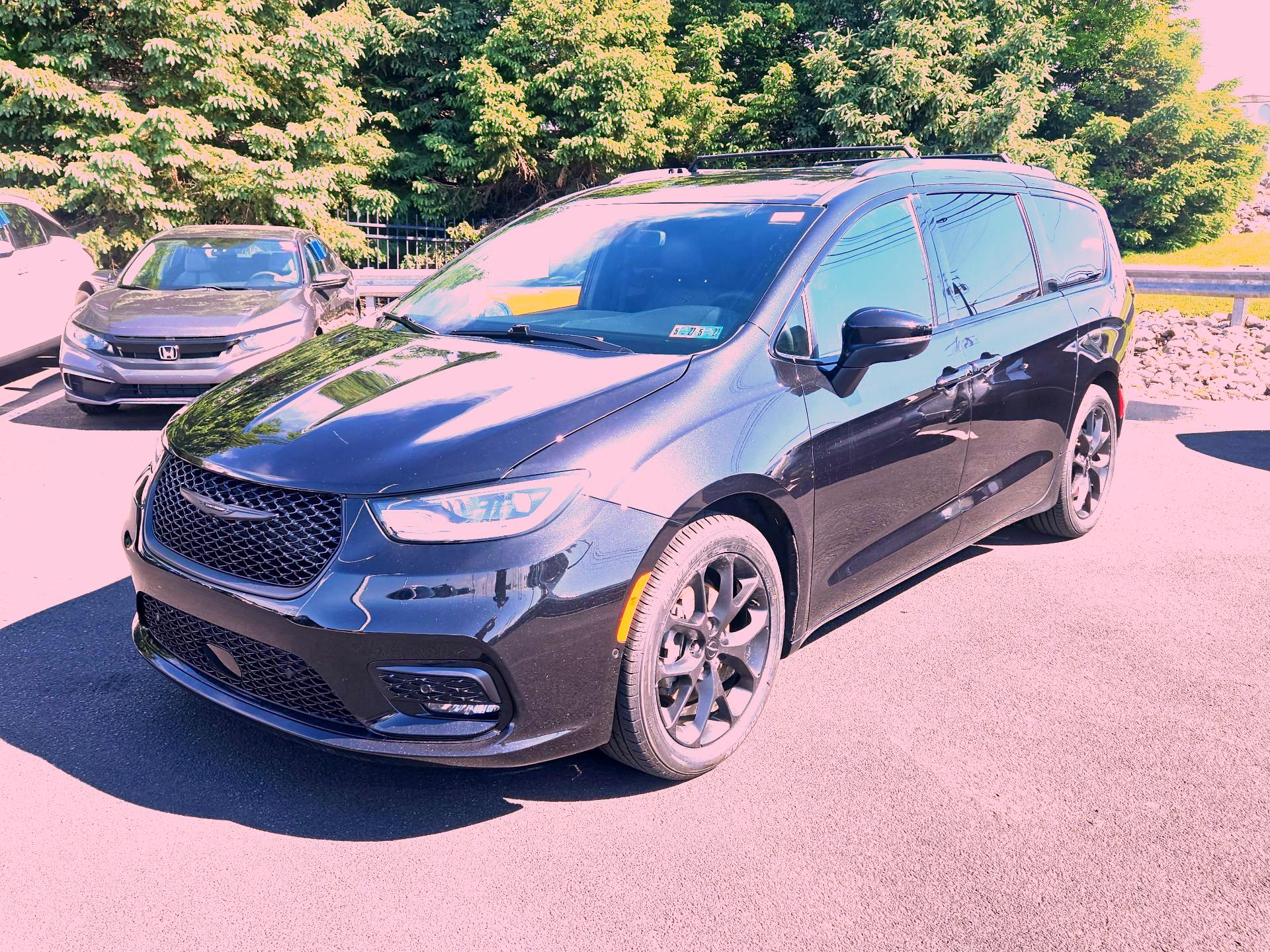 Thumbnail: 2023 Chrysler Pacifica - 3