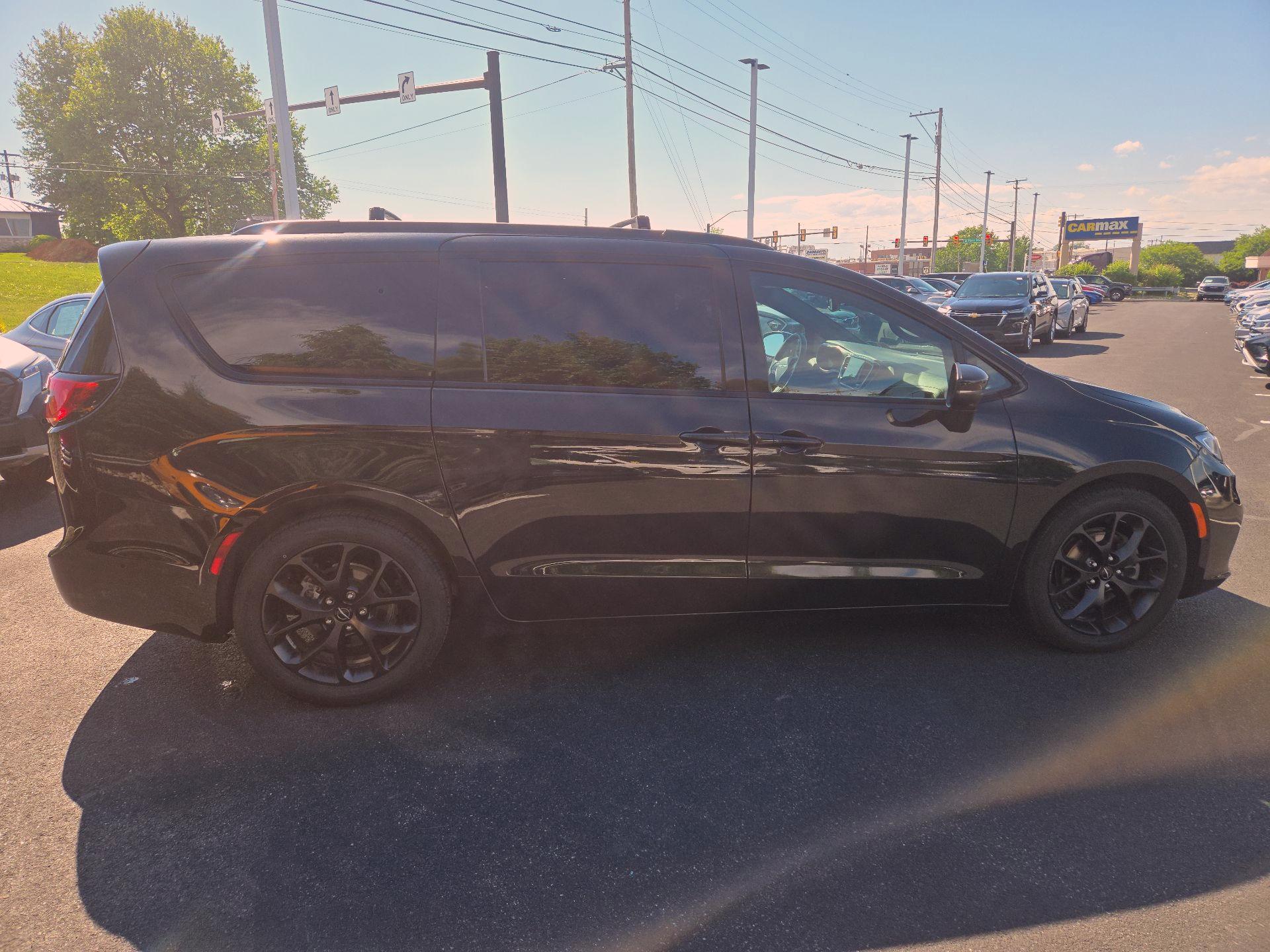 Thumbnail: 2023 Chrysler Pacifica - 4