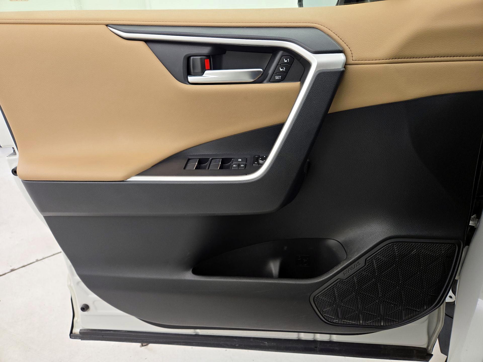 Thumbnail: 2020 Toyota RAV4 - 12