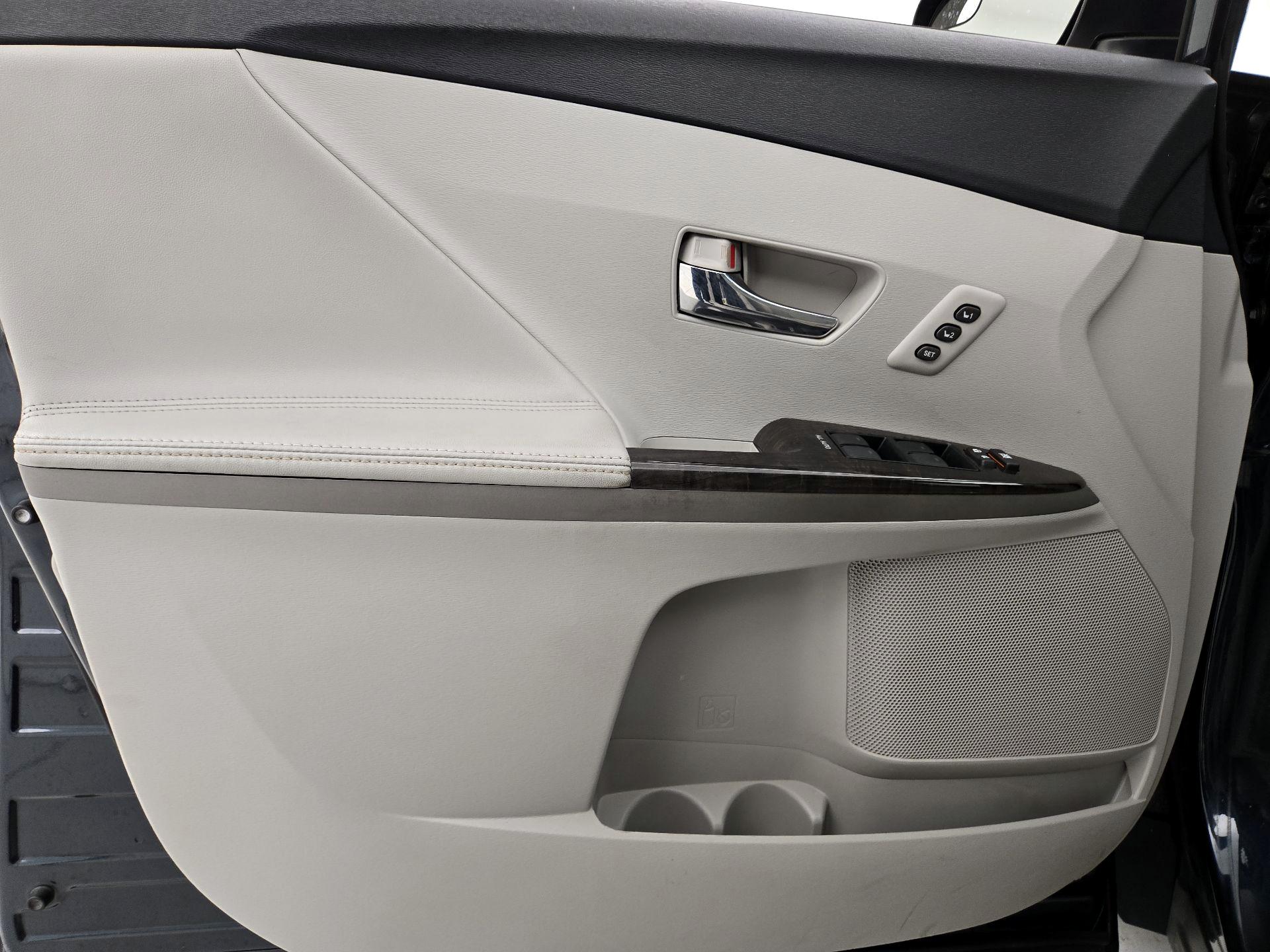Thumbnail: 2014 Toyota Venza - 12