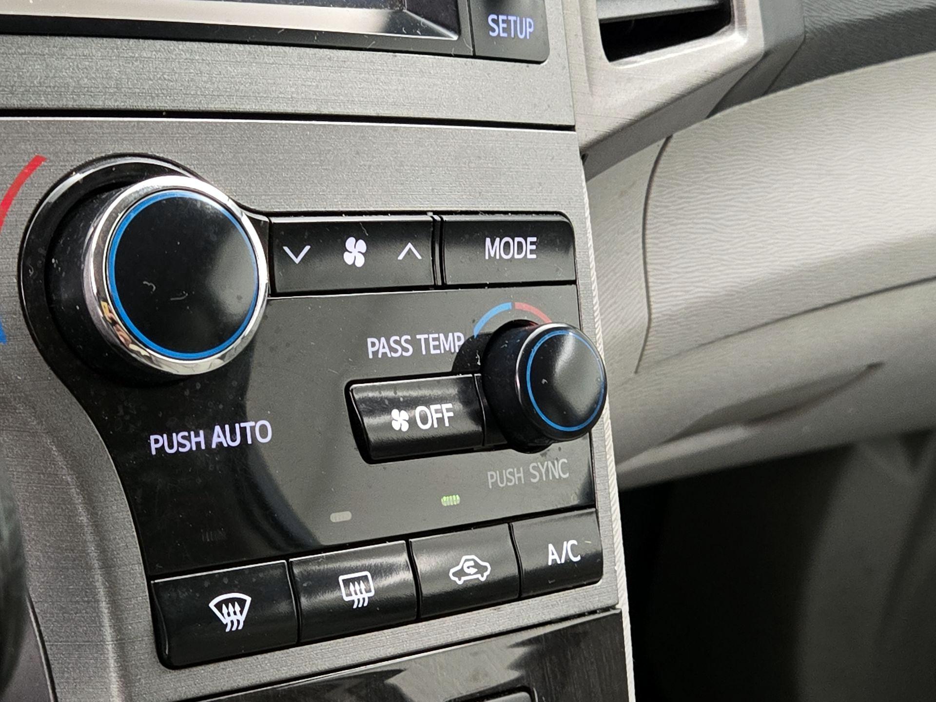 Thumbnail: 2014 Toyota Venza - 16