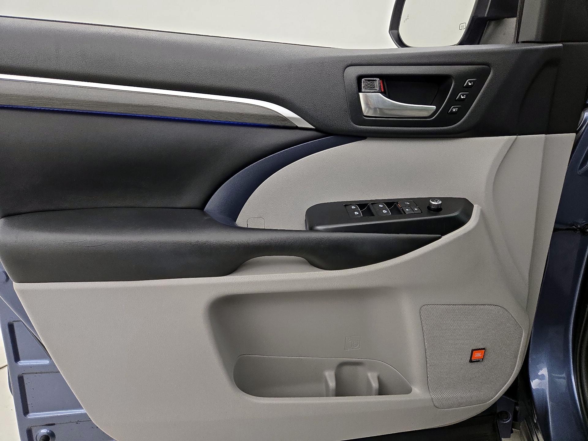 Thumbnail: 2019 Toyota Highlander - 12