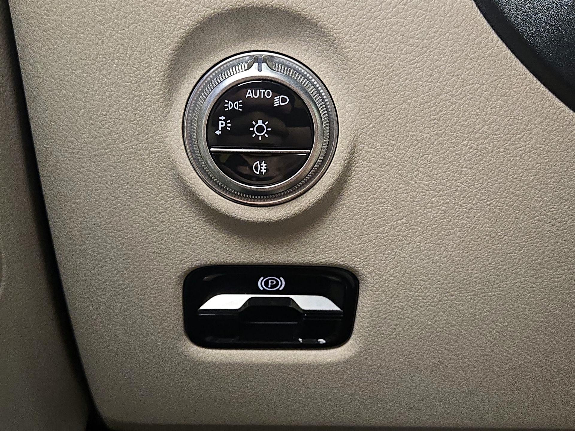 Thumbnail: 2023 Mercedes-Benz C-Class - 13