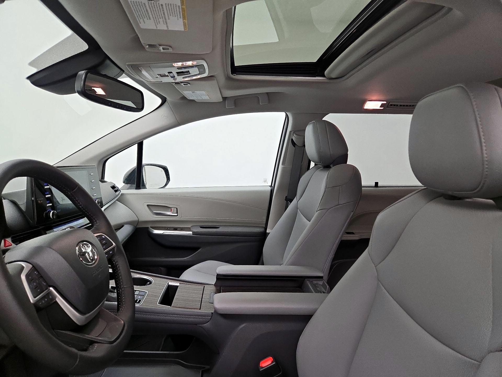 Thumbnail: 2021 Toyota Sienna - 18
