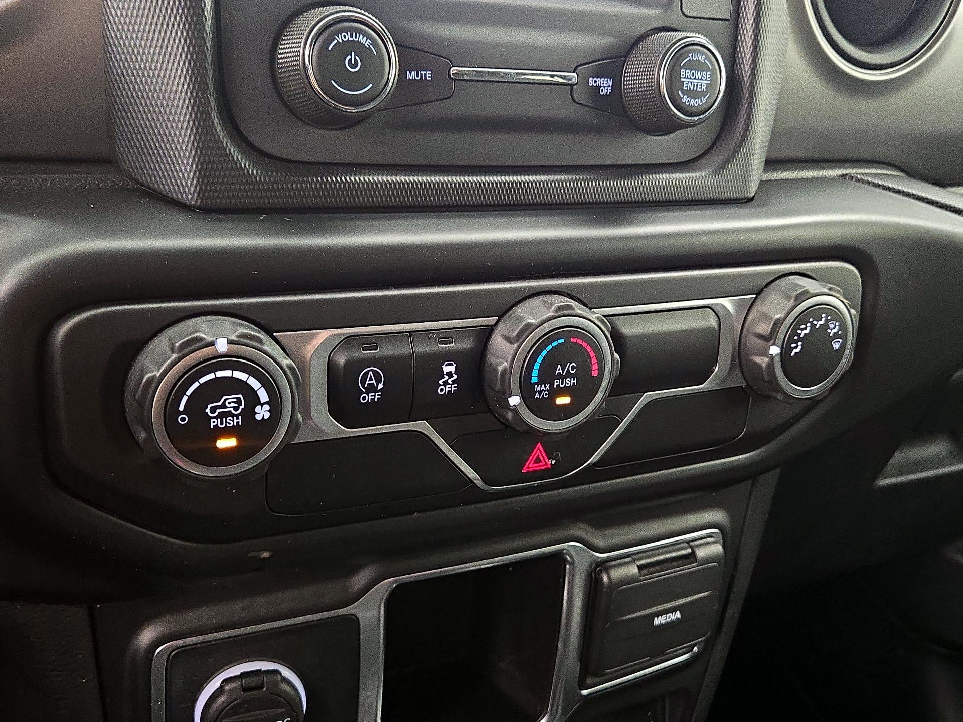Thumbnail: 2021 Jeep Gladiator - 16
