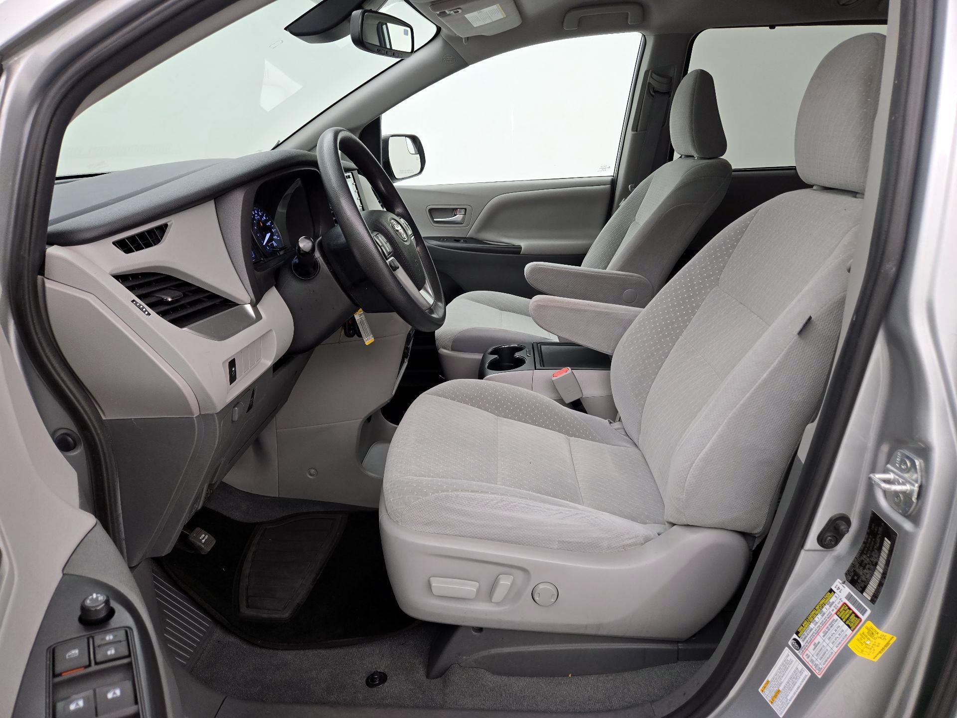 Thumbnail: 2020 Toyota Sienna - 11