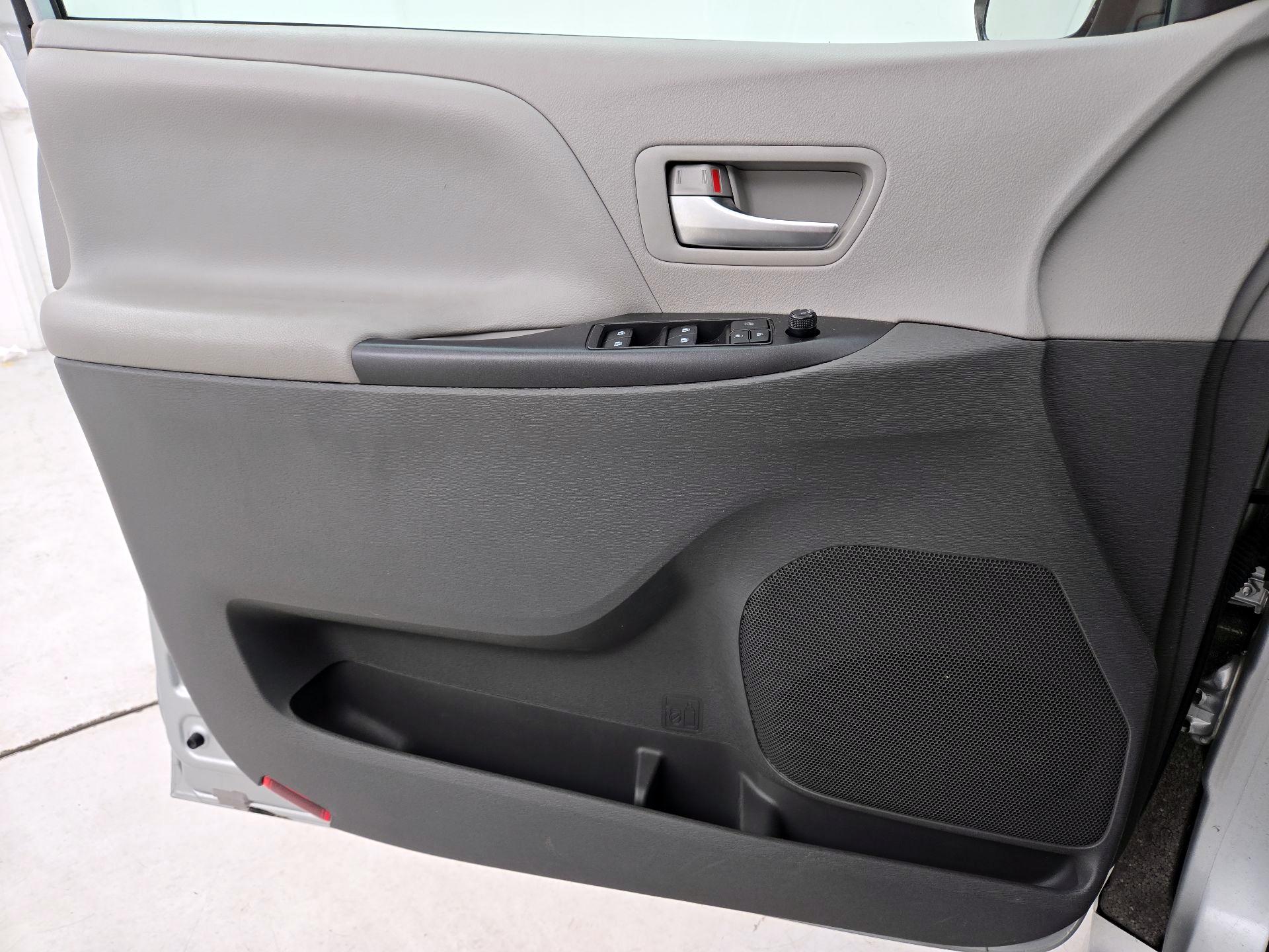 Thumbnail: 2020 Toyota Sienna - 12