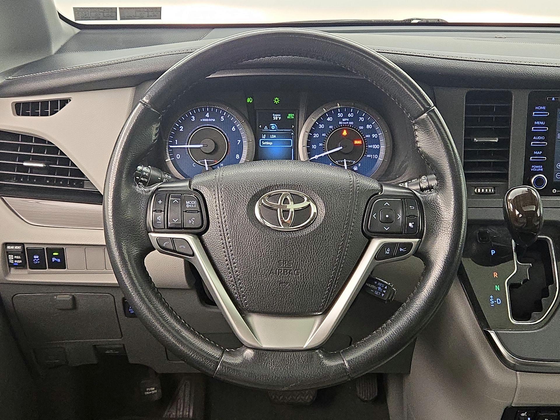 Thumbnail: 2019 Toyota Sienna - 10