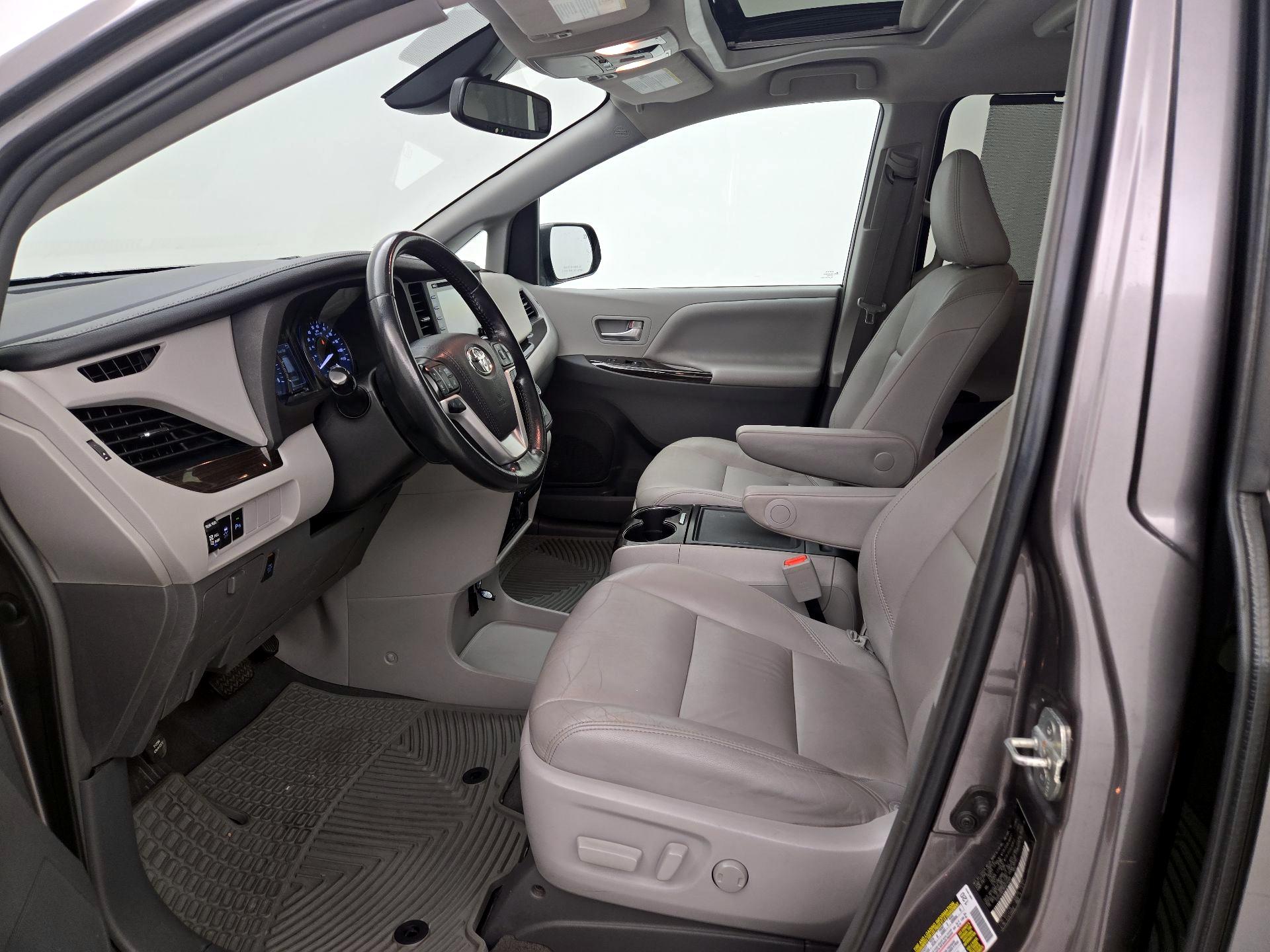 Thumbnail: 2019 Toyota Sienna - 11