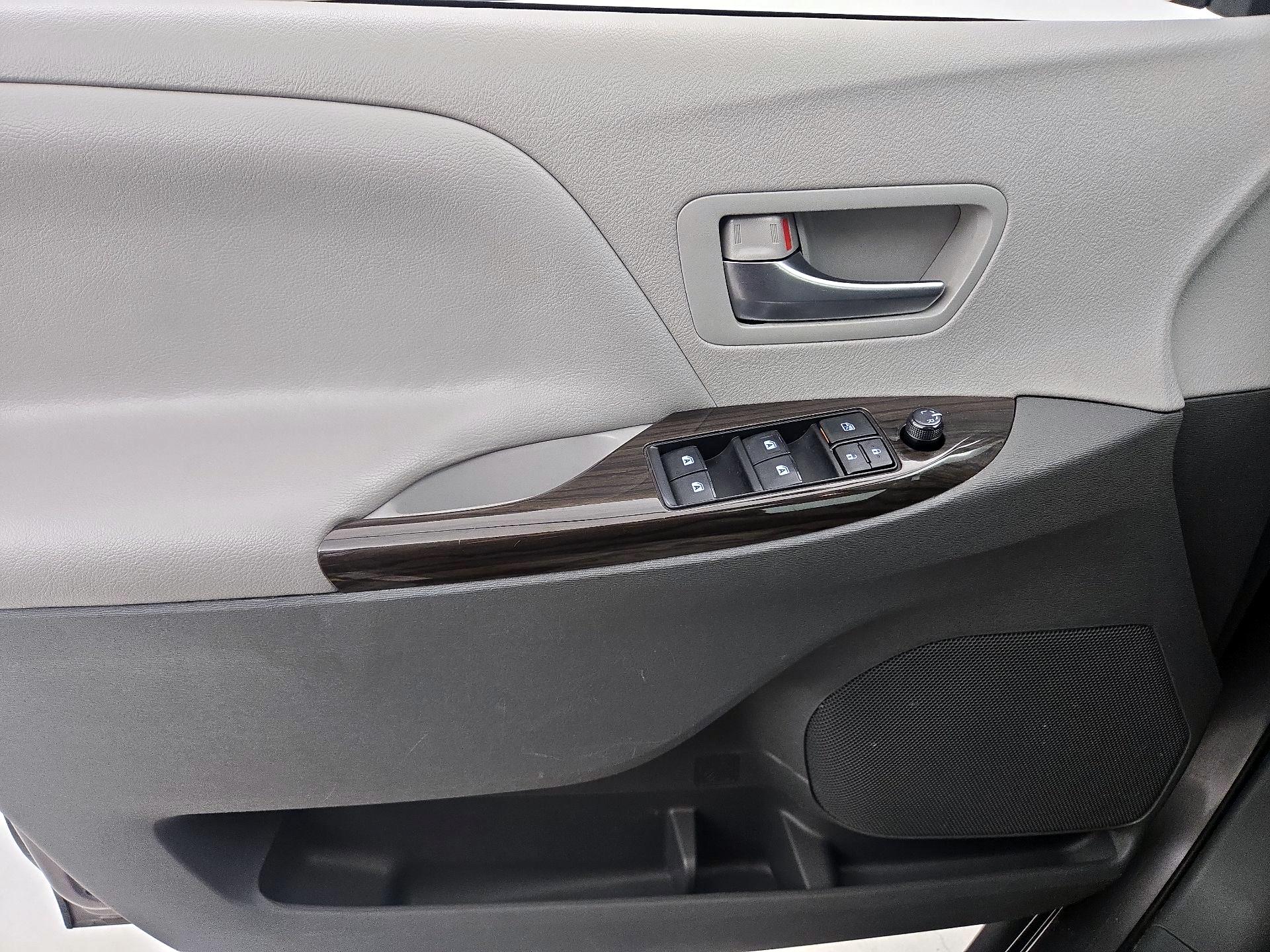 Thumbnail: 2019 Toyota Sienna - 12
