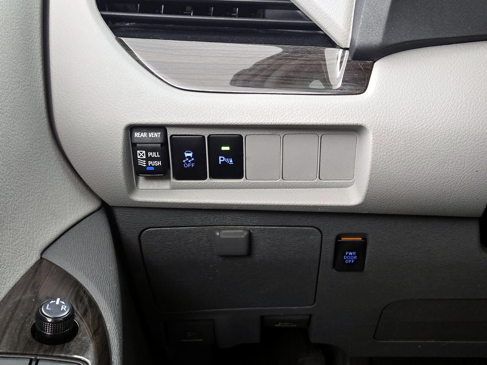 Thumbnail: 2019 Toyota Sienna - 13