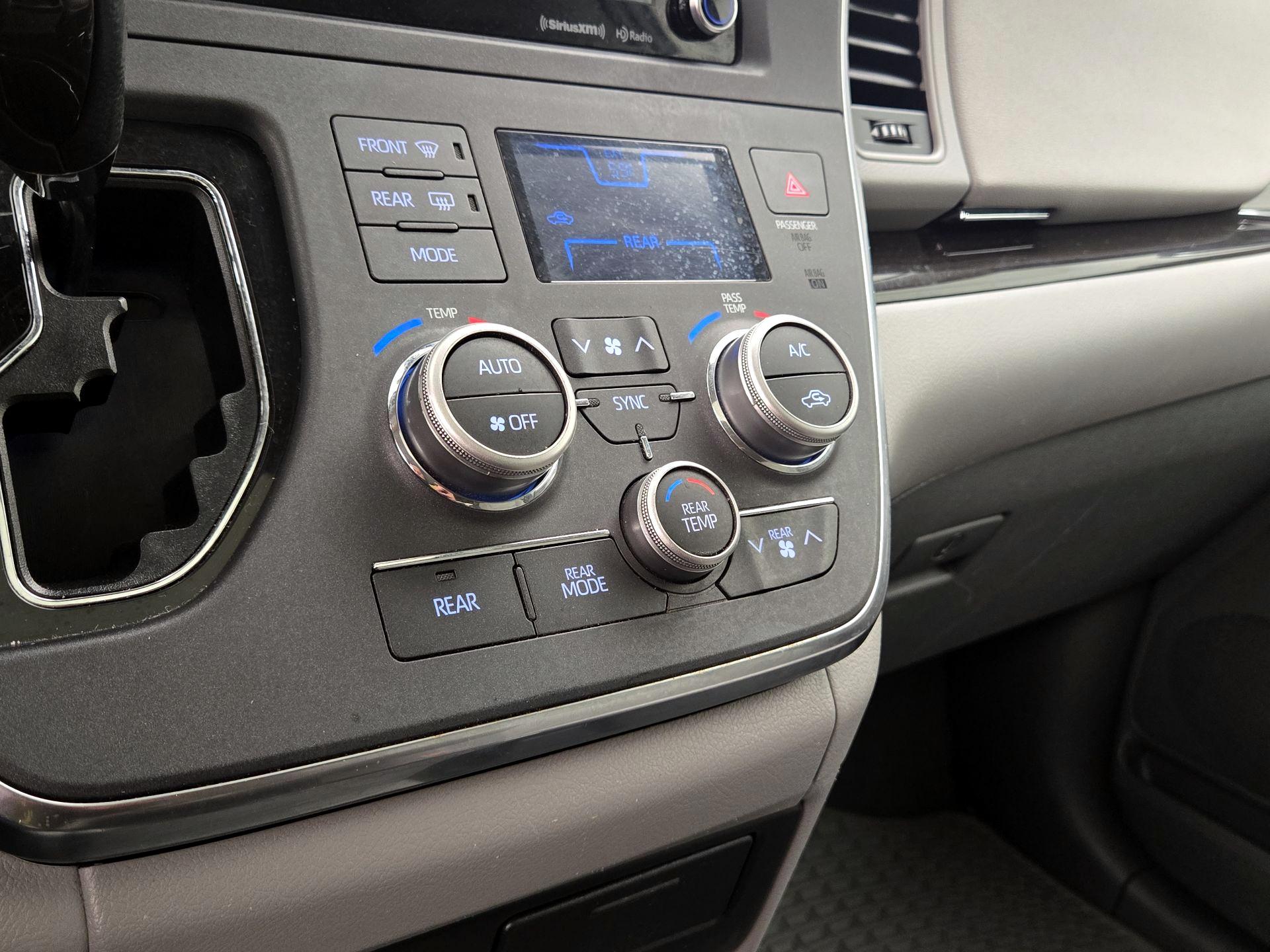 Thumbnail: 2019 Toyota Sienna - 17