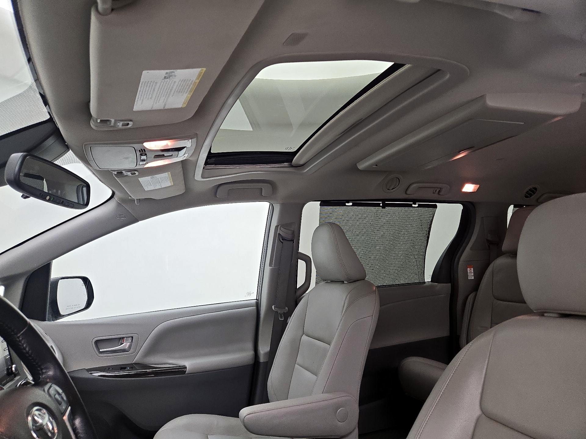 Thumbnail: 2019 Toyota Sienna - 20
