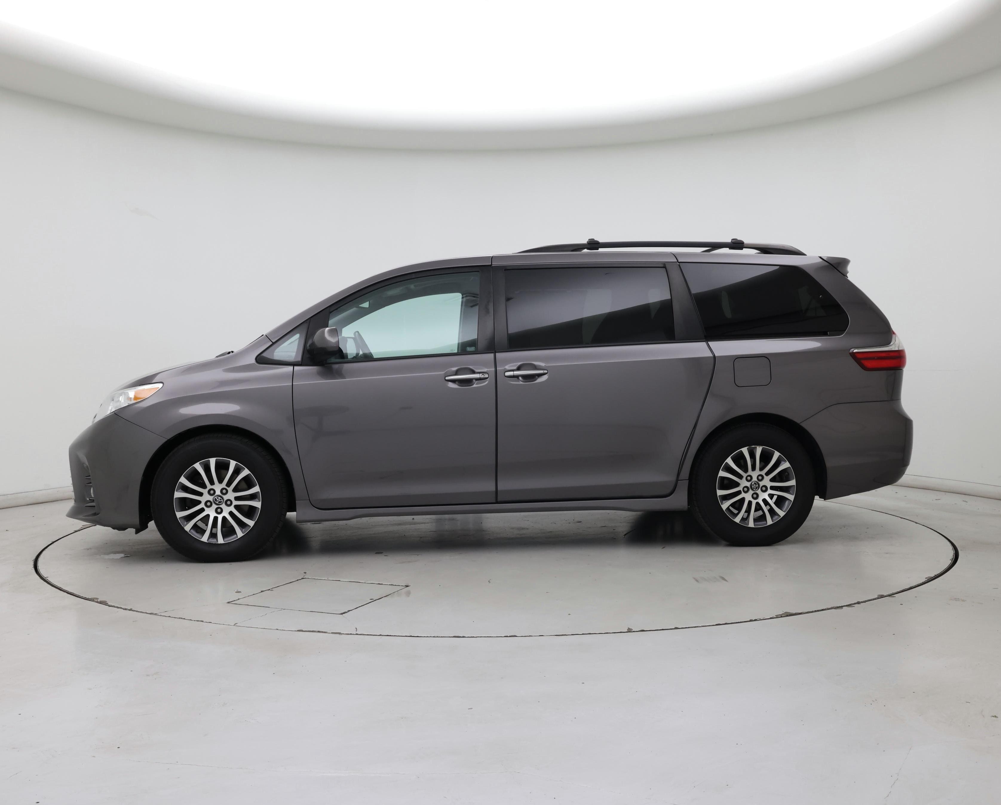 Thumbnail: 2019 Toyota Sienna - 3