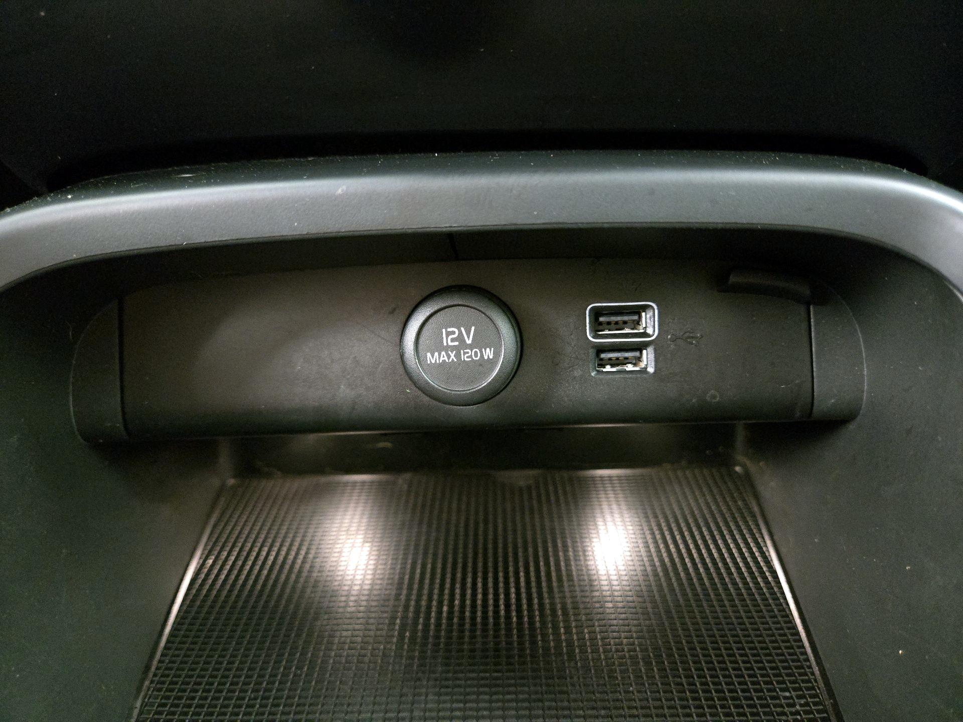 Thumbnail: 2019 Volvo XC40 - 18