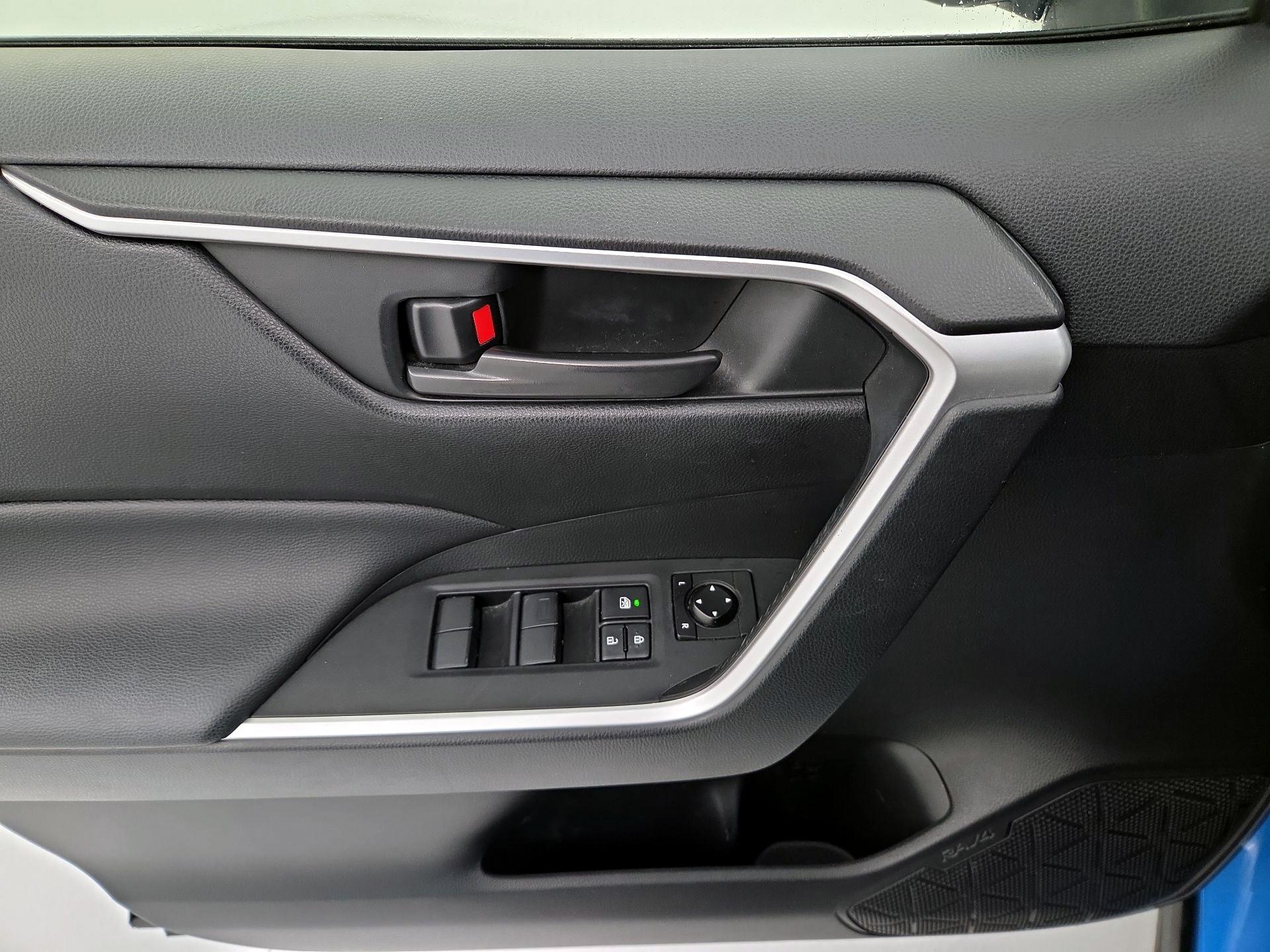 Thumbnail: 2019 Toyota RAV4 - 12
