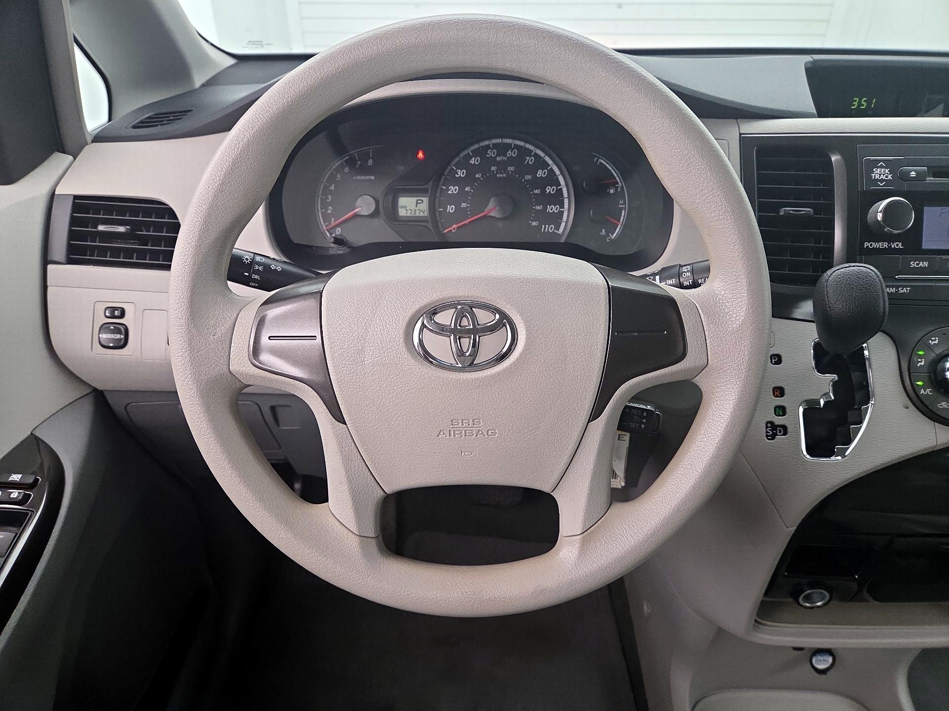 Thumbnail: 2014 Toyota Sienna - 10