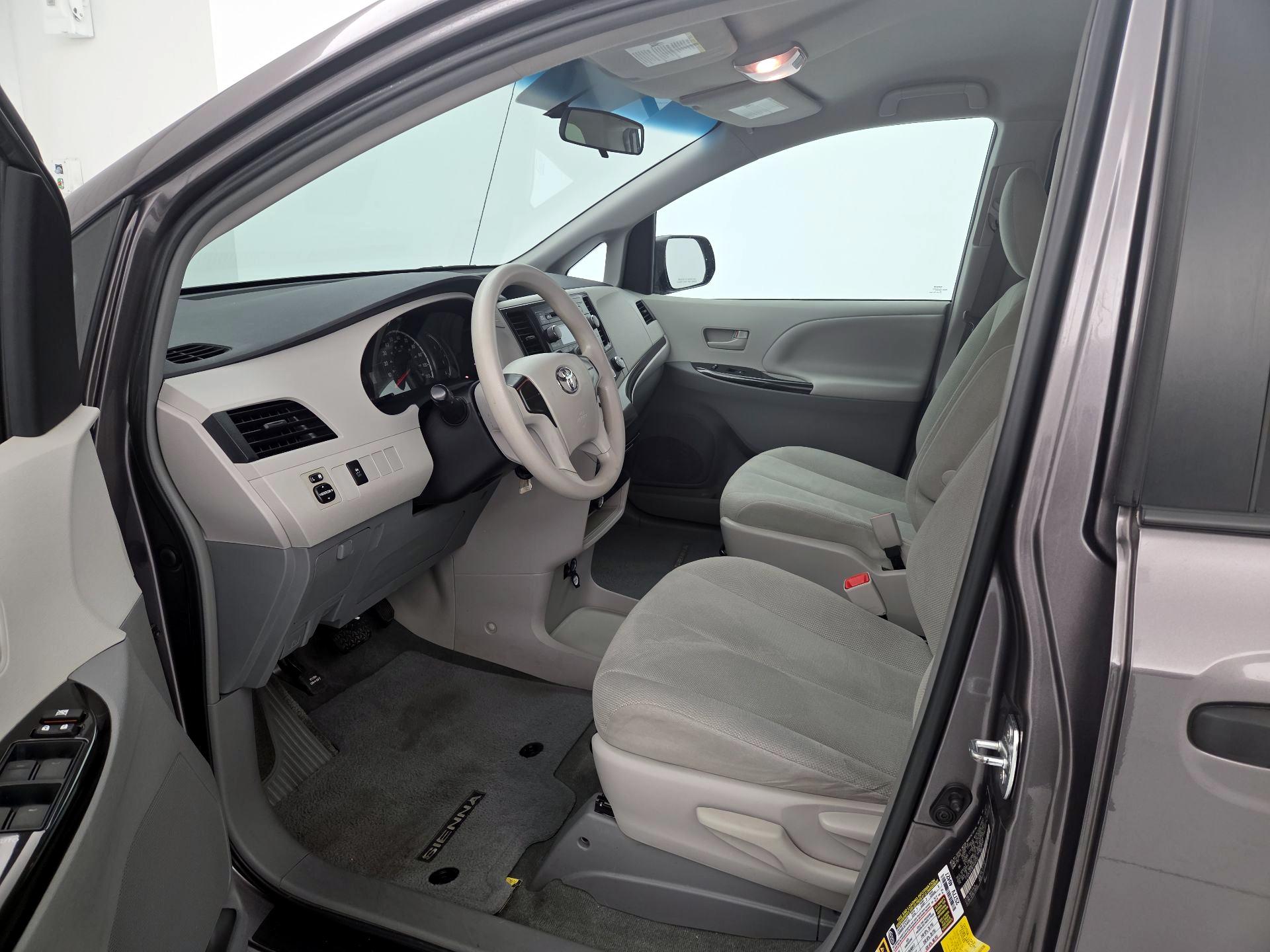 Thumbnail: 2014 Toyota Sienna - 11