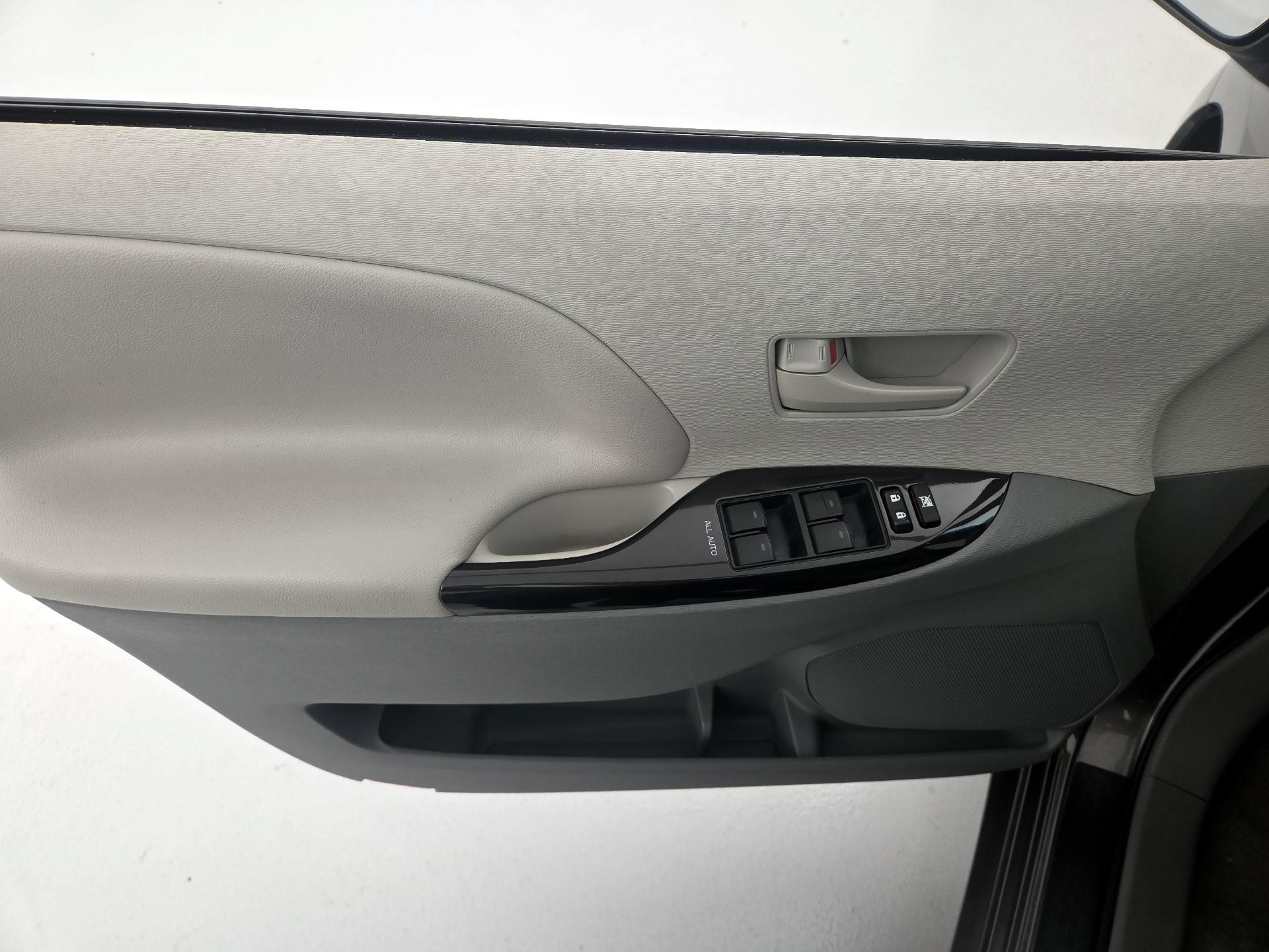 Thumbnail: 2014 Toyota Sienna - 12
