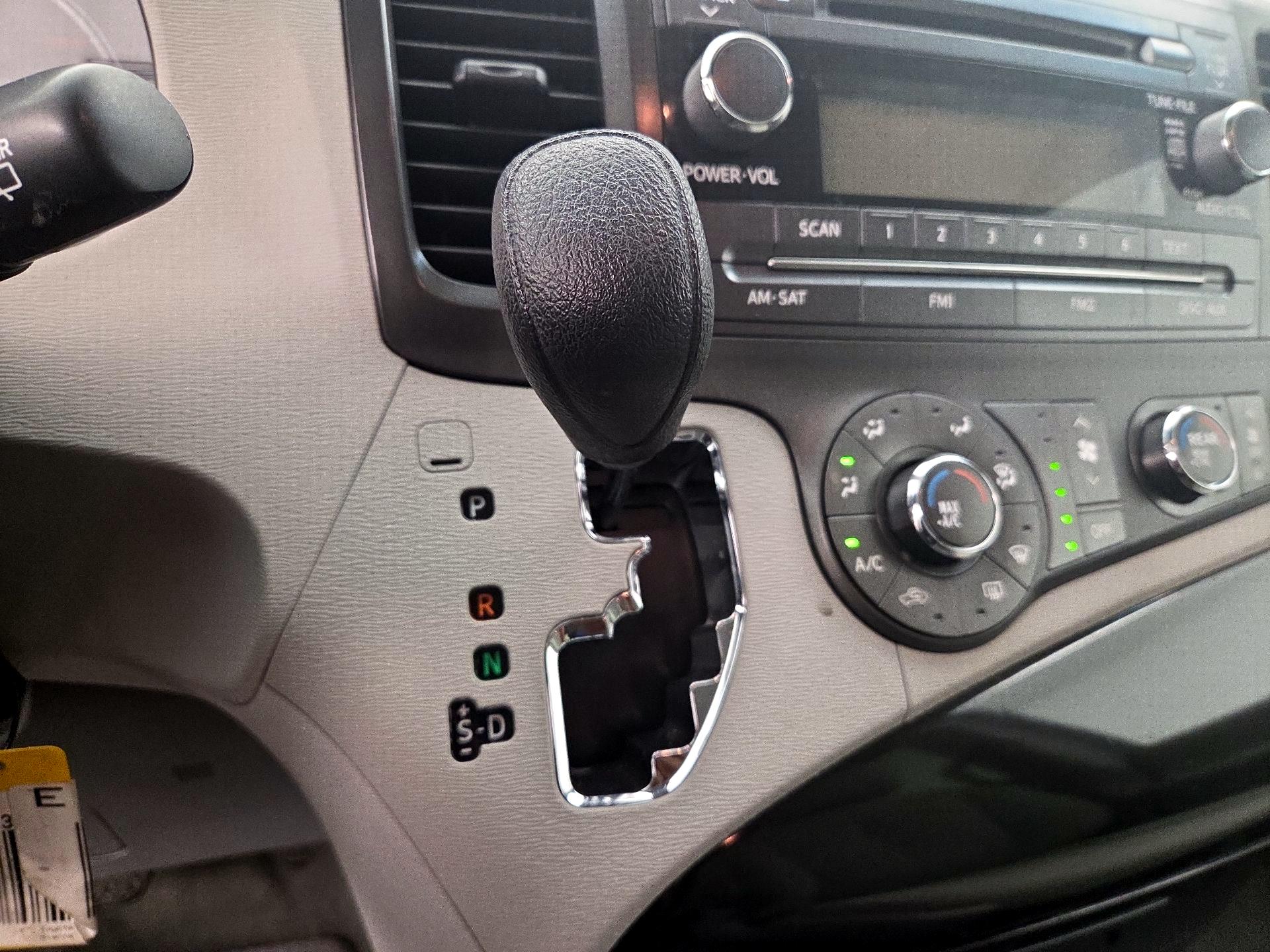 Thumbnail: 2014 Toyota Sienna - 16