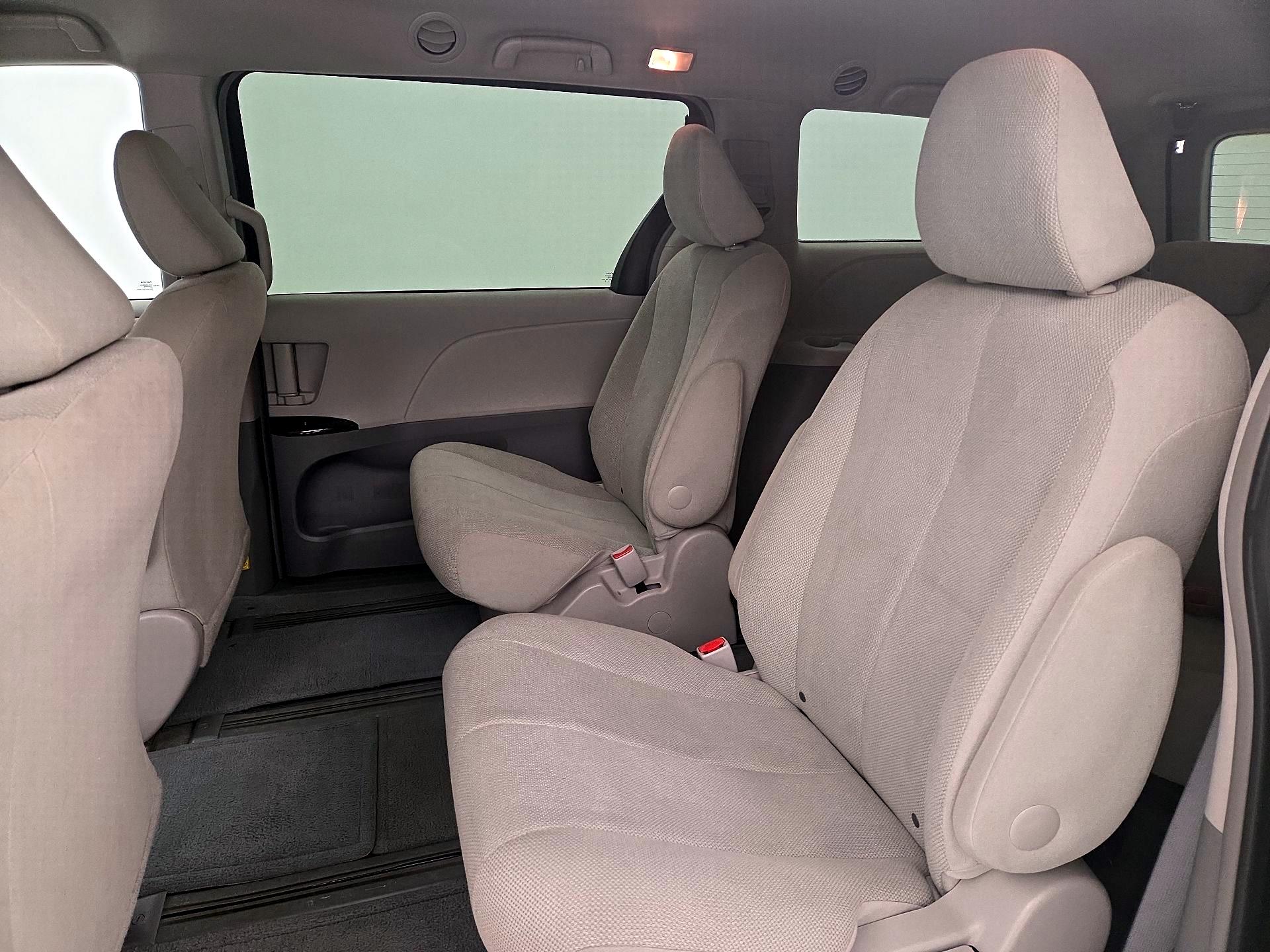 Thumbnail: 2014 Toyota Sienna - 18
