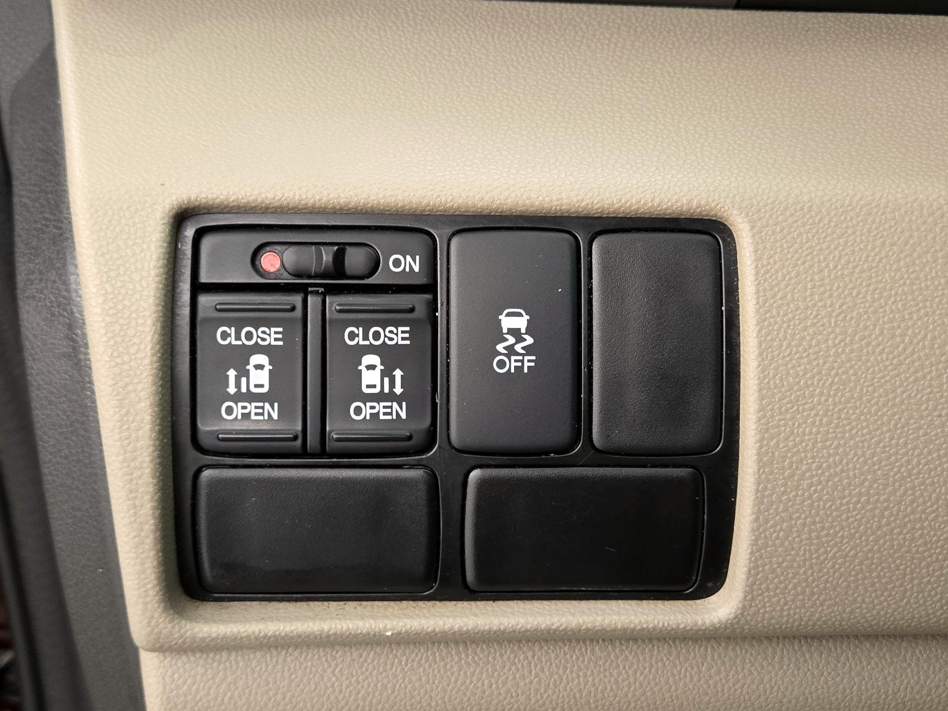 Thumbnail: 2015 Honda Odyssey - 13
