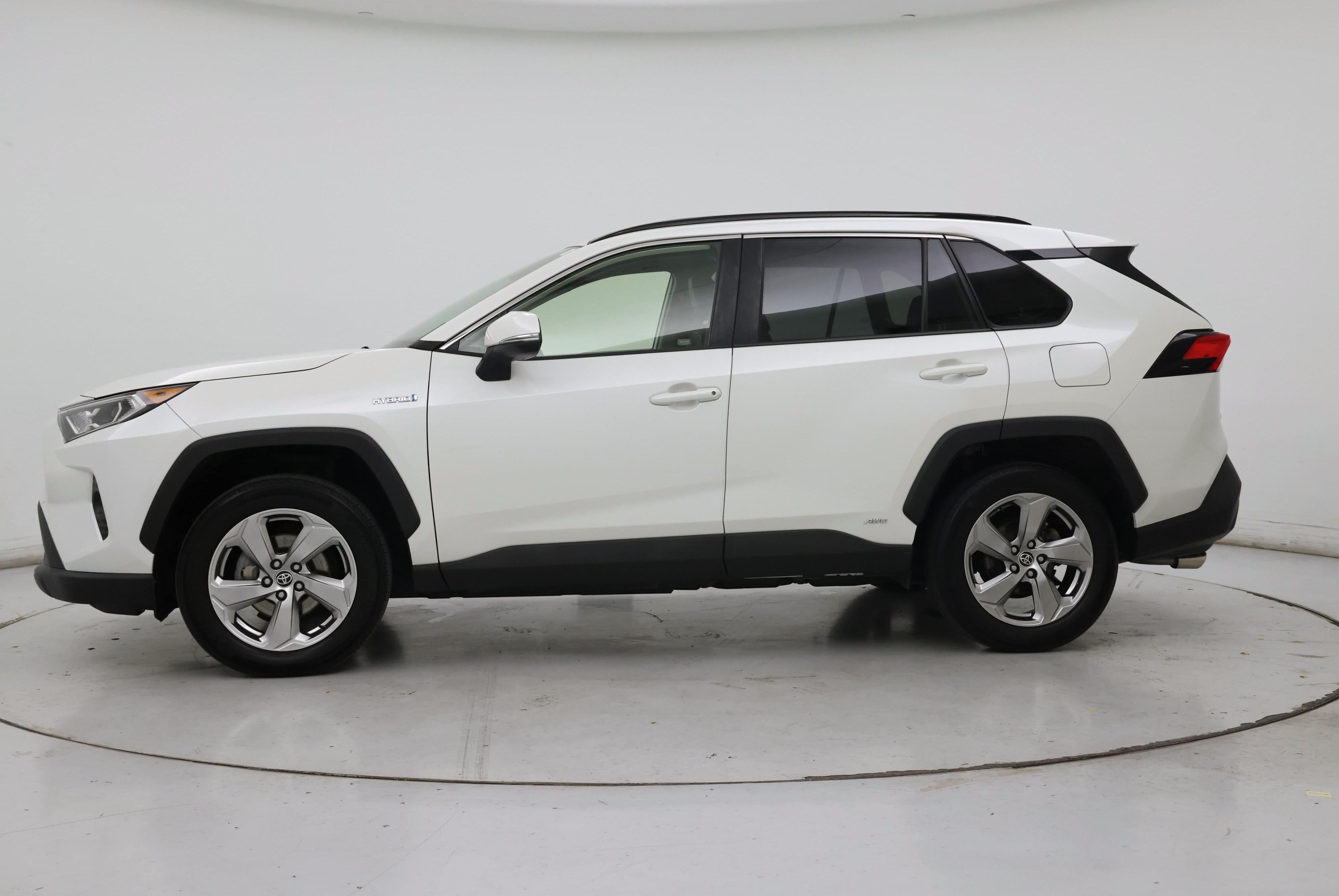 Thumbnail: 2021 Toyota RAV4 - 3