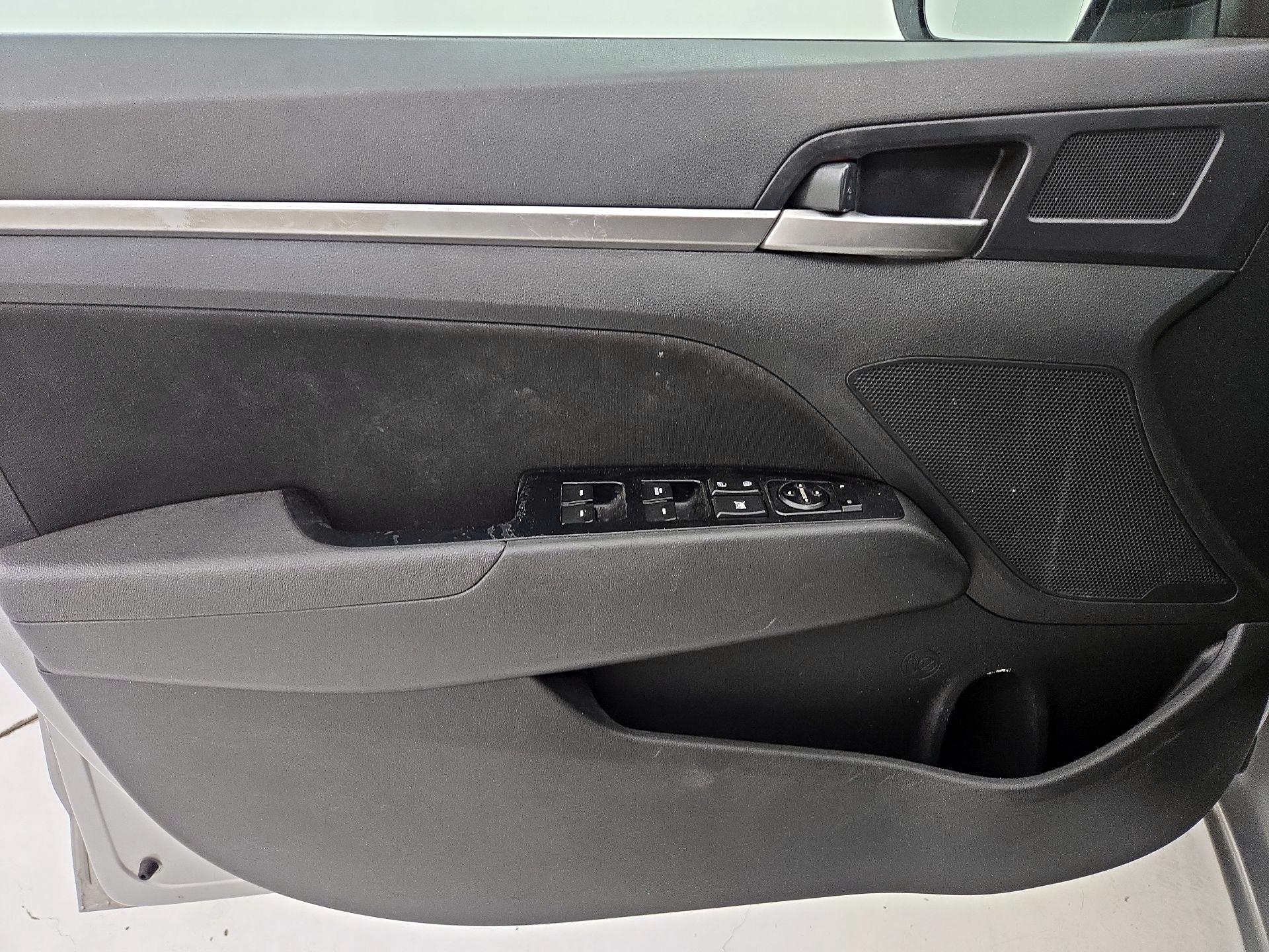 Thumbnail: 2020 Hyundai Elantra - 12