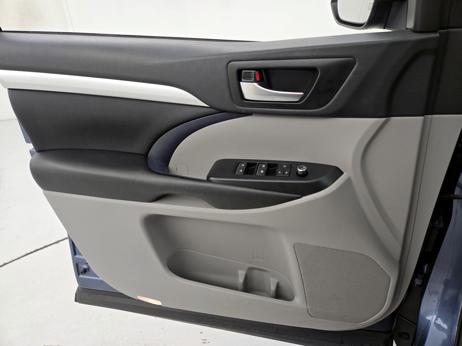 Thumbnail: 2019 Toyota Highlander - 12
