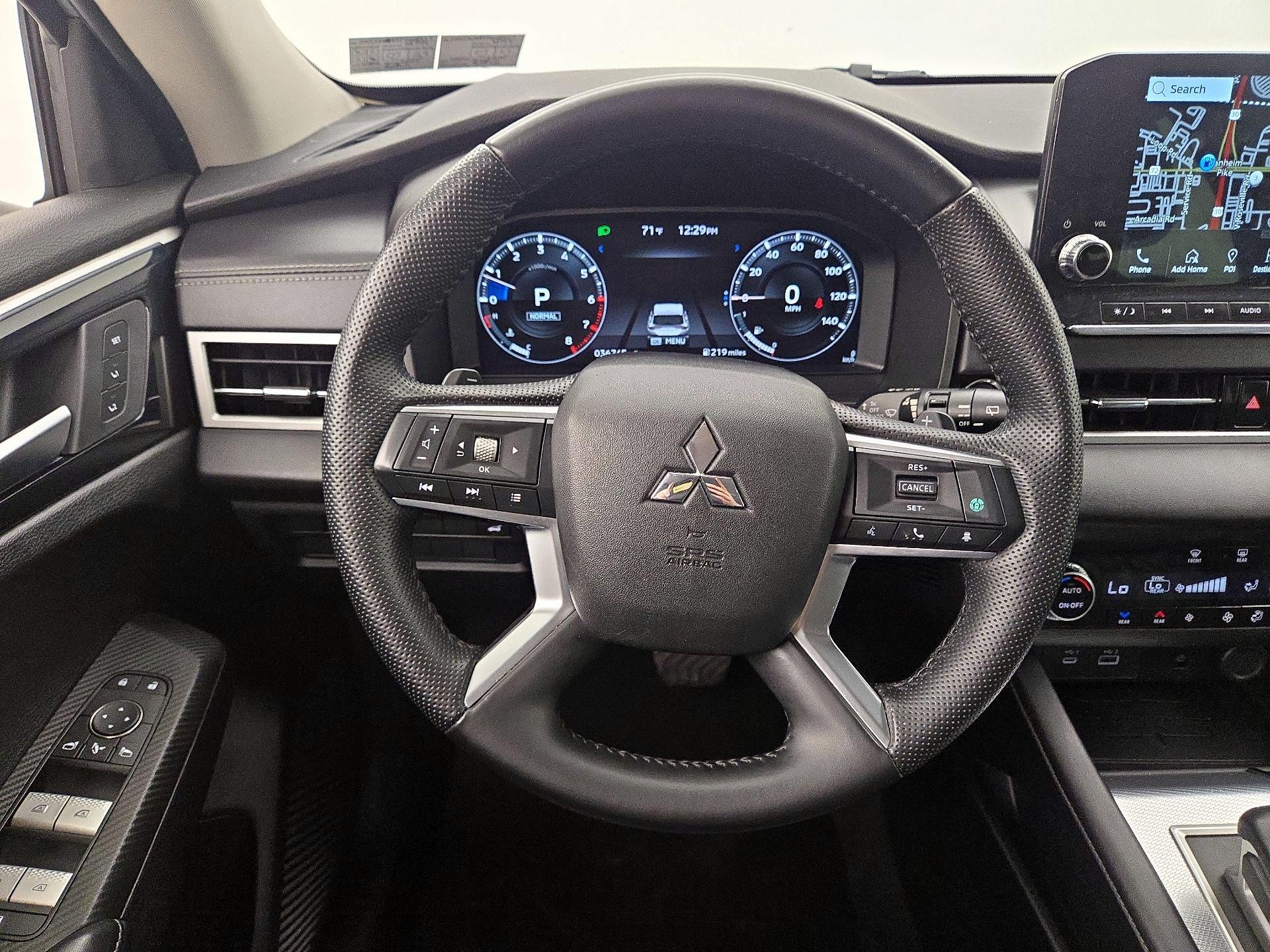 Thumbnail: 2023 Mitsubishi Outlander - 10