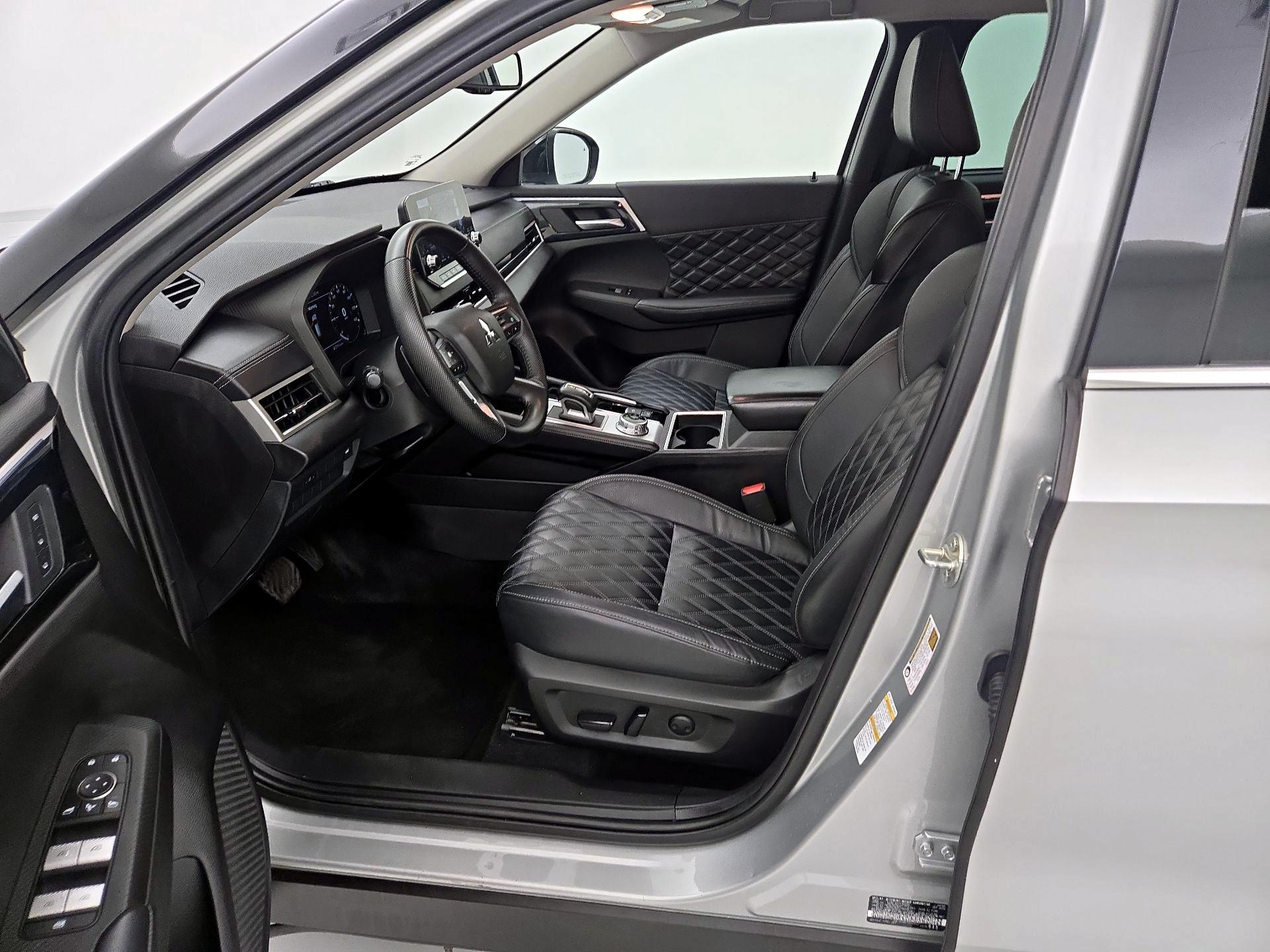 Thumbnail: 2023 Mitsubishi Outlander - 11