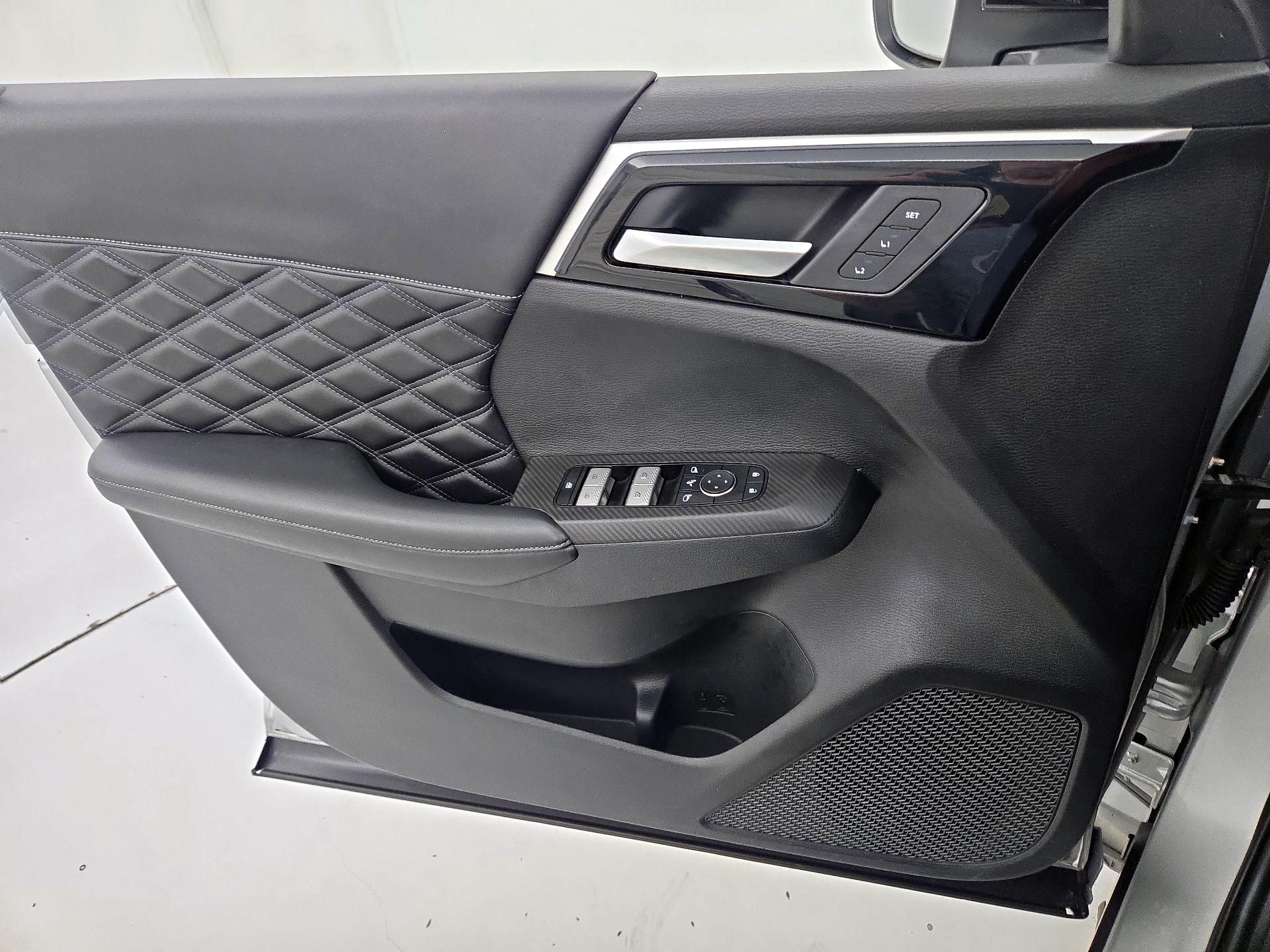Thumbnail: 2023 Mitsubishi Outlander - 12
