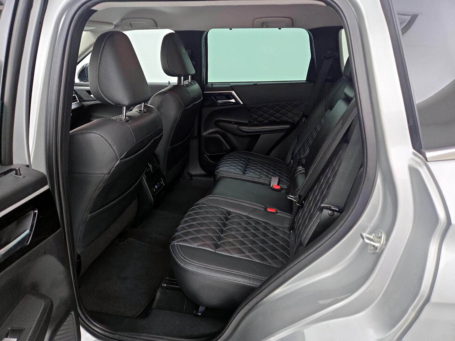 Thumbnail: 2023 Mitsubishi Outlander - 20