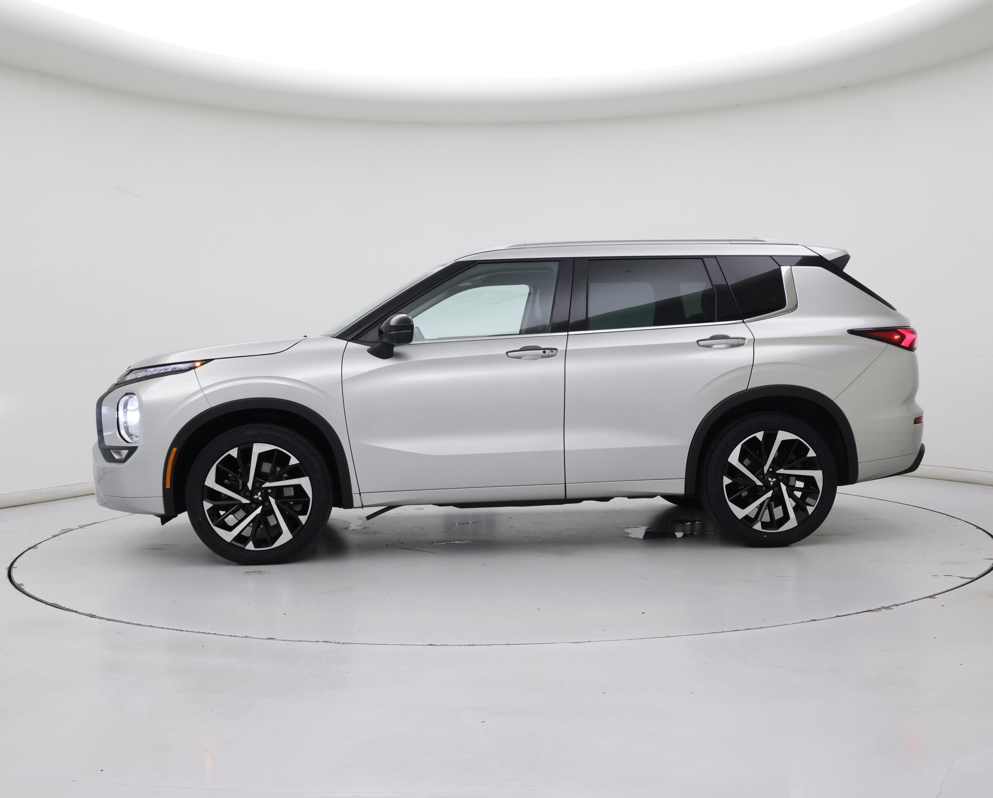 Thumbnail: 2023 Mitsubishi Outlander - 3