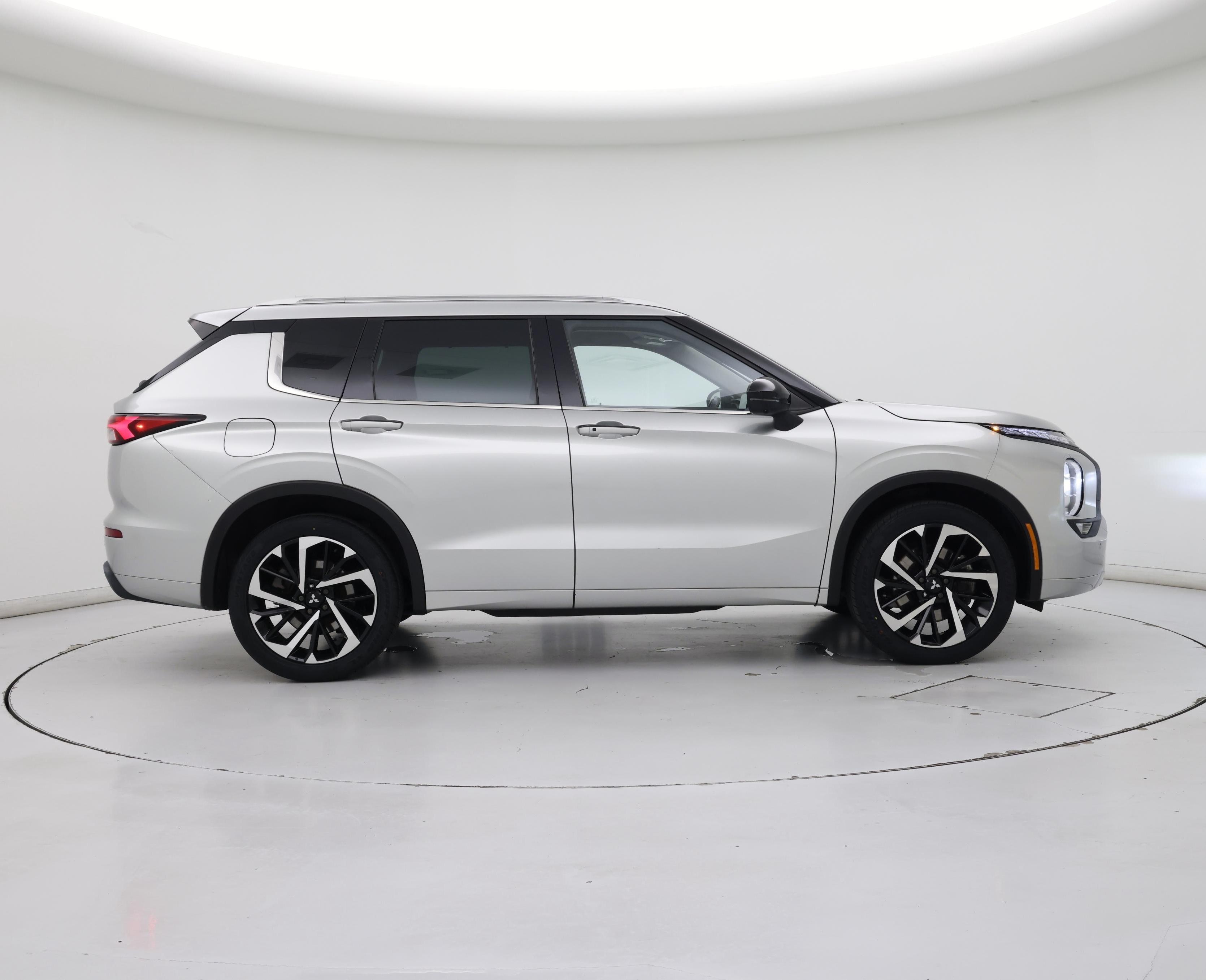 Thumbnail: 2023 Mitsubishi Outlander - 7
