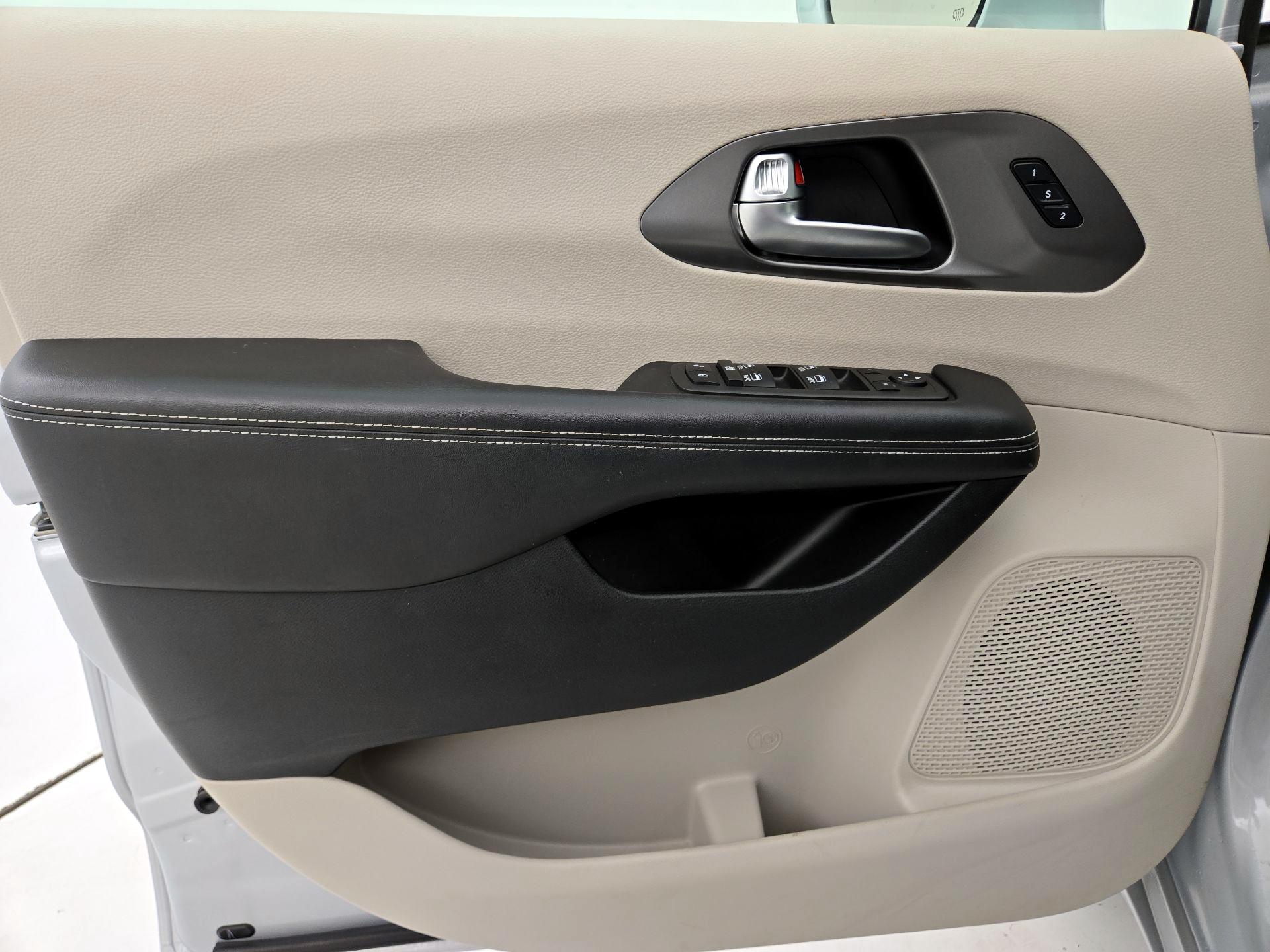 Thumbnail: 2022 Chrysler Pacifica - 12