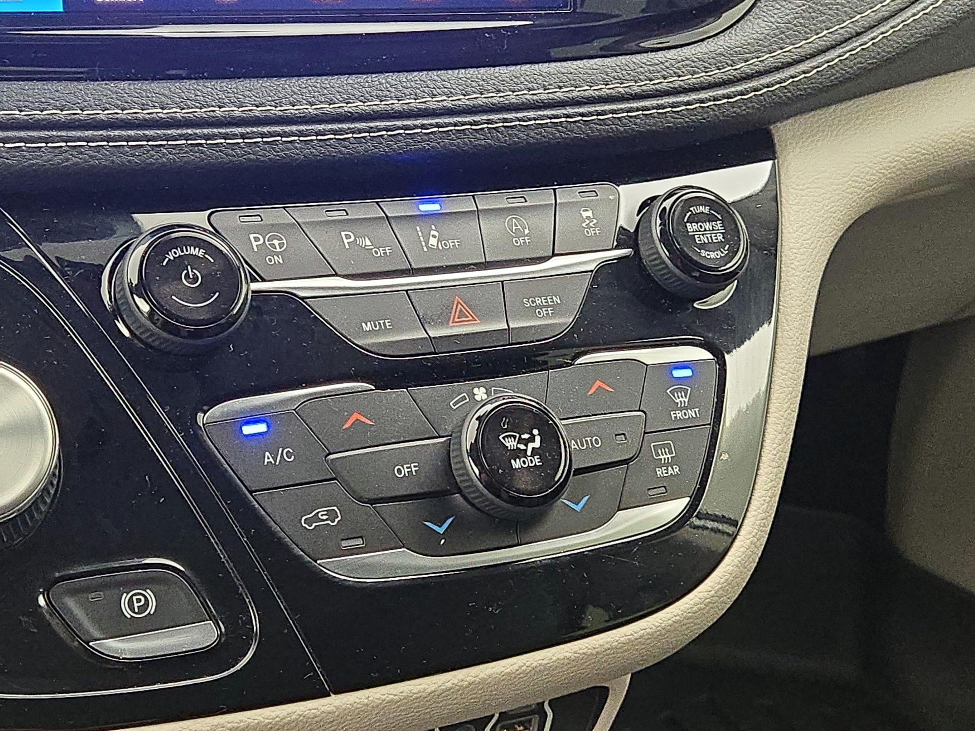 Thumbnail: 2022 Chrysler Pacifica - 17