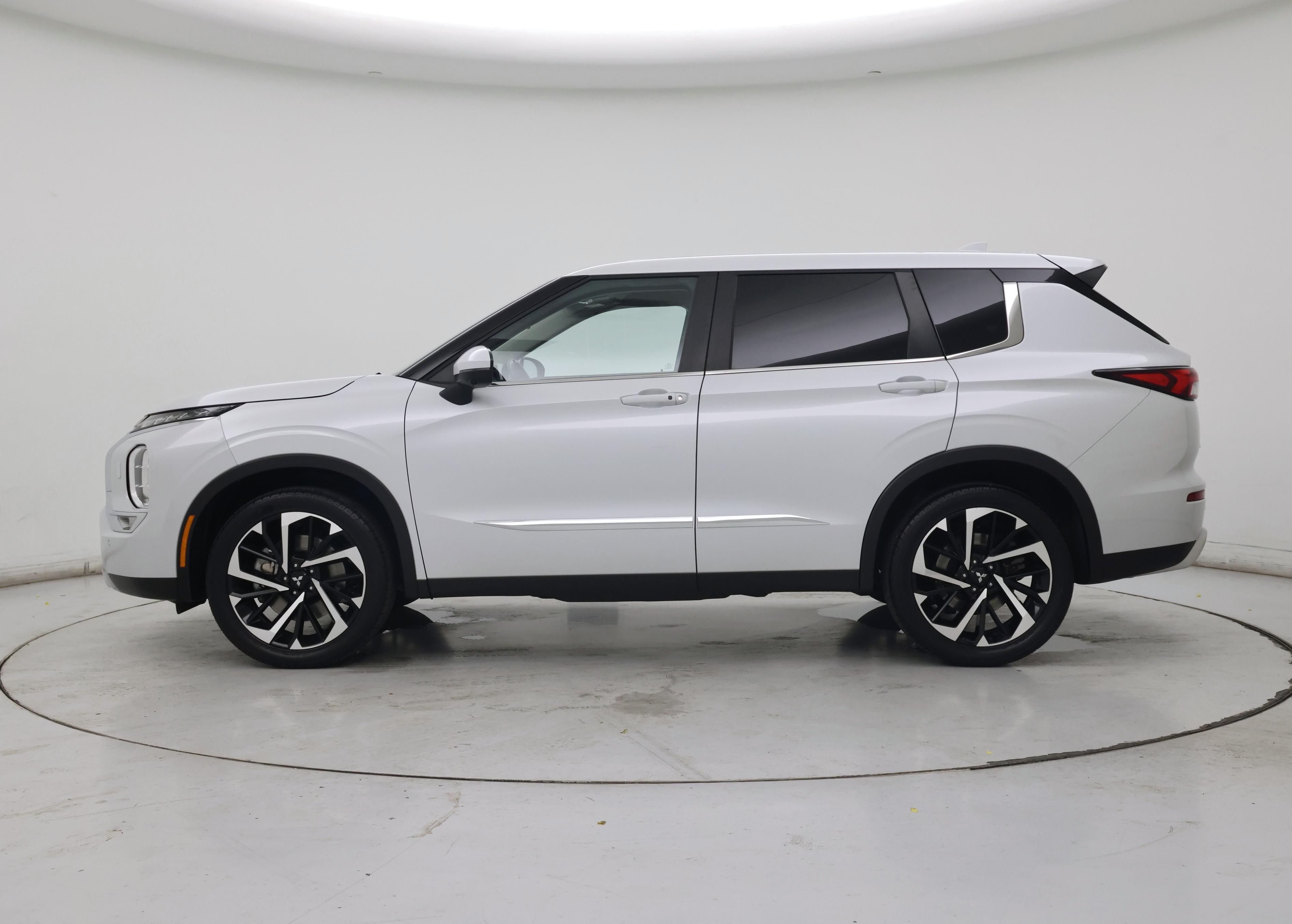 Thumbnail: 2023 Mitsubishi Outlander - 3