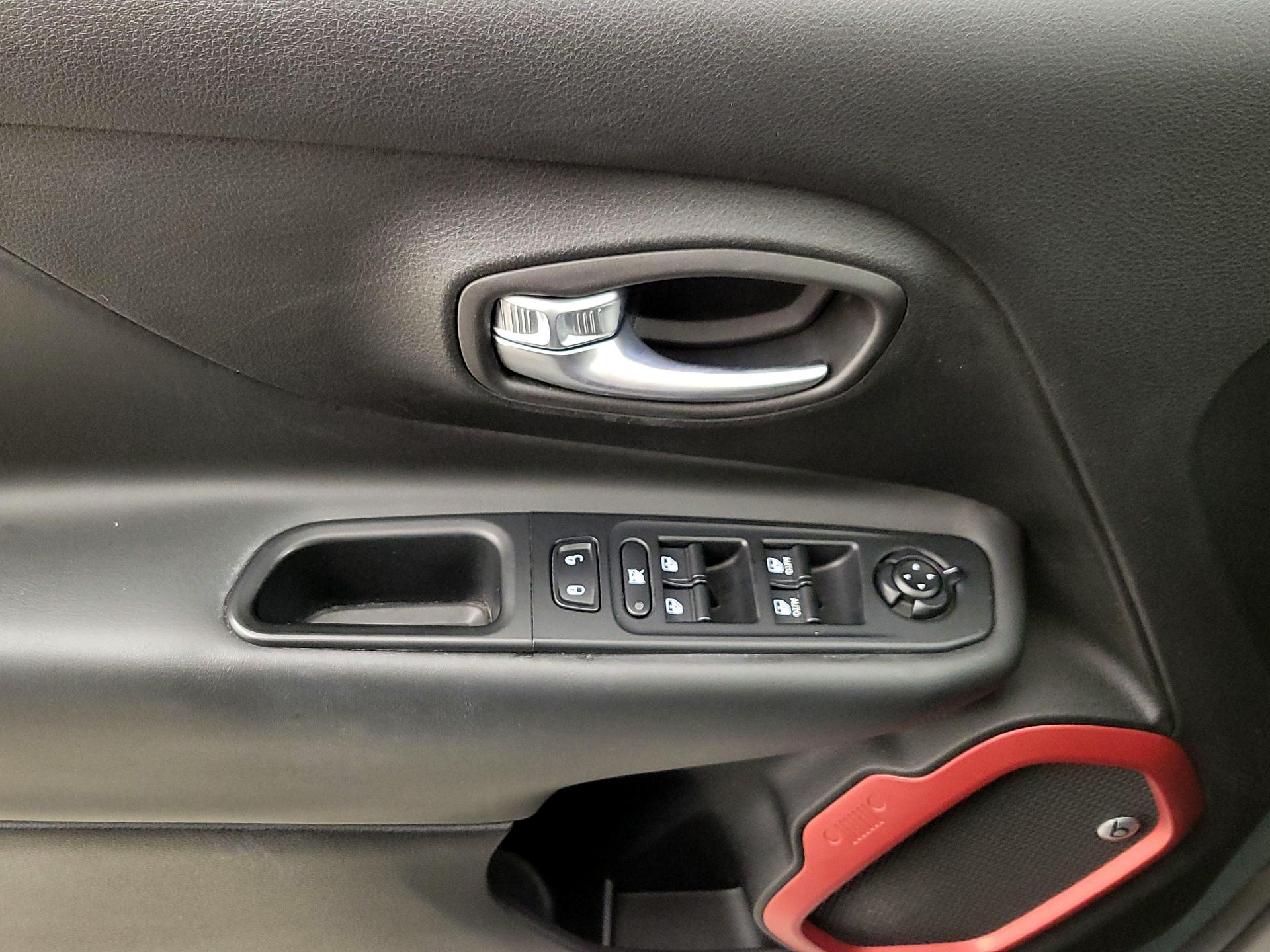 Thumbnail: 2016 Jeep Renegade - 12