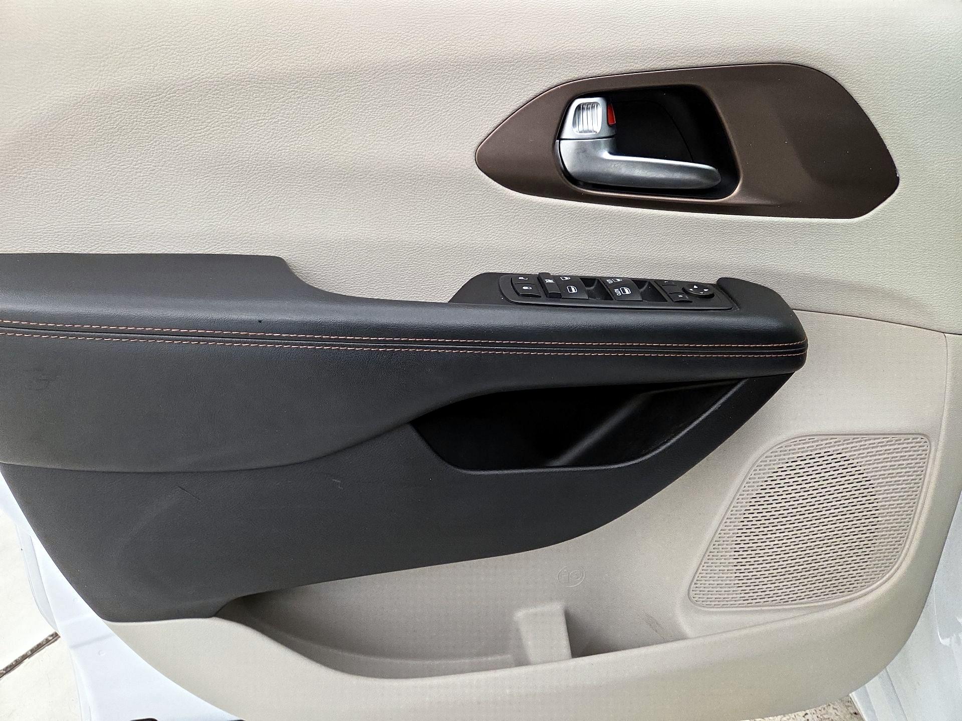 Thumbnail: 2019 Chrysler Pacifica - 12