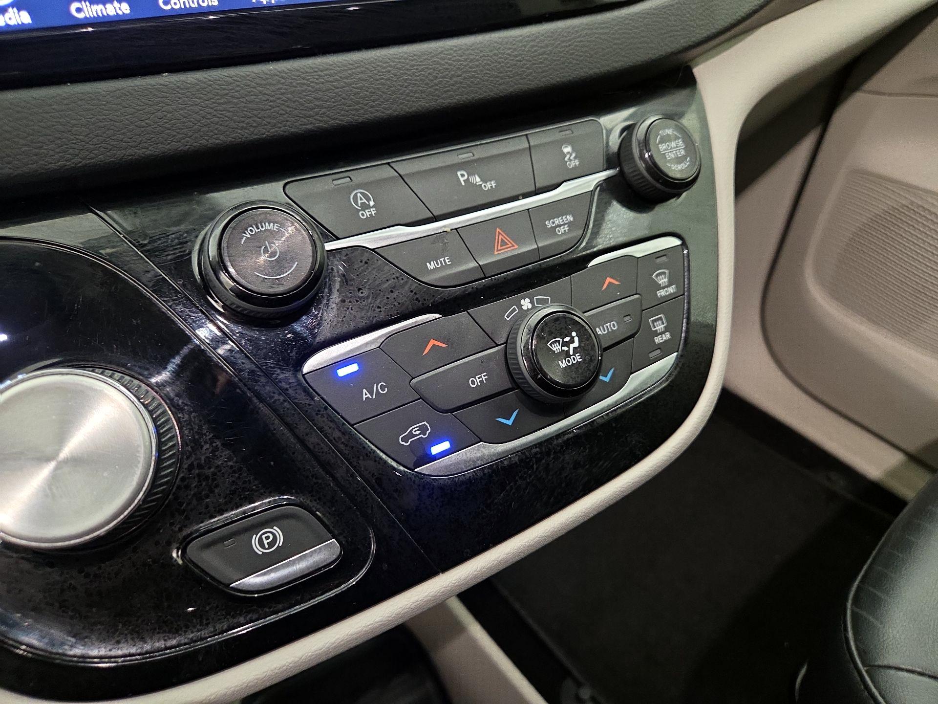 Thumbnail: 2019 Chrysler Pacifica - 16