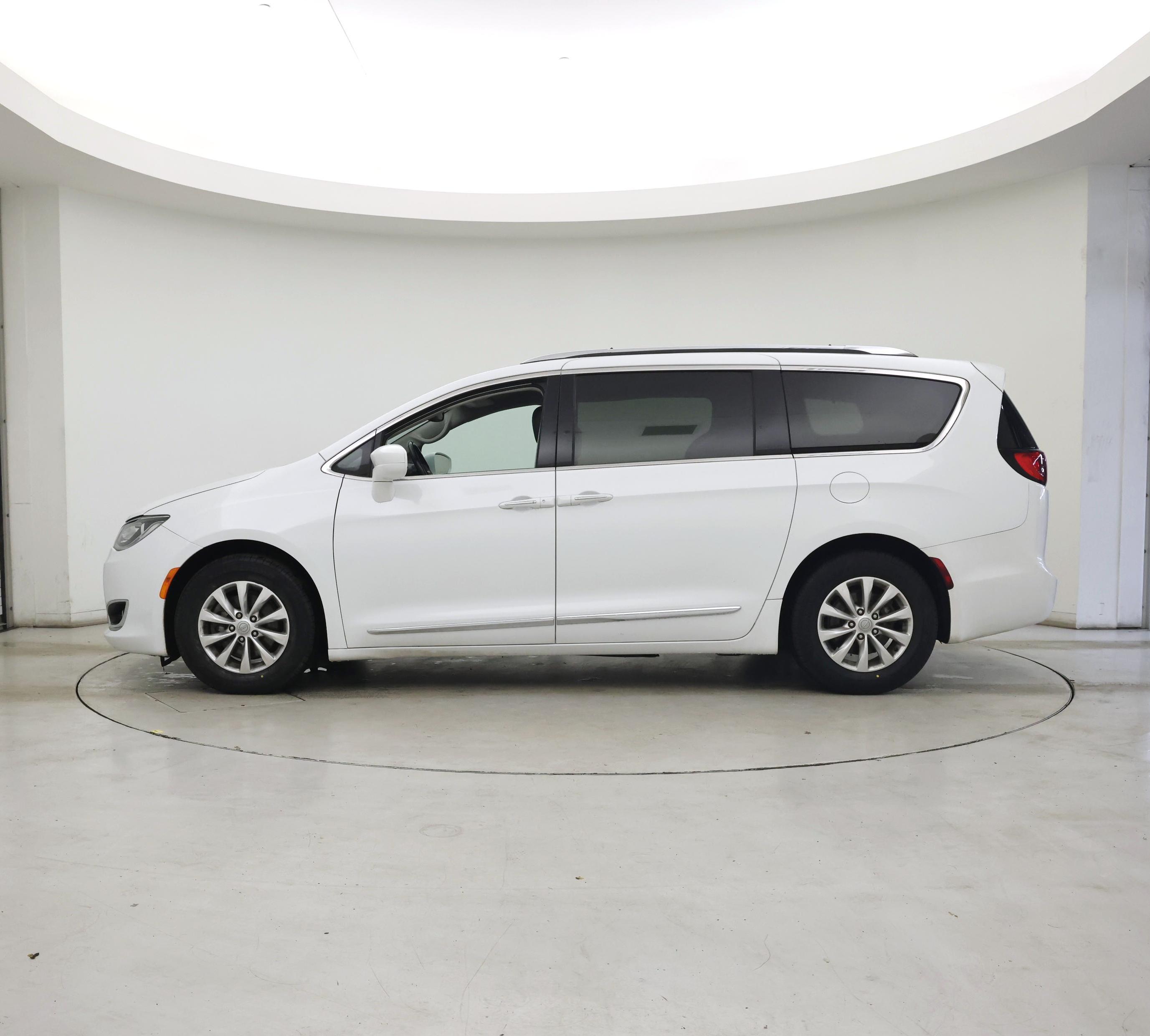 Thumbnail: 2019 Chrysler Pacifica - 3