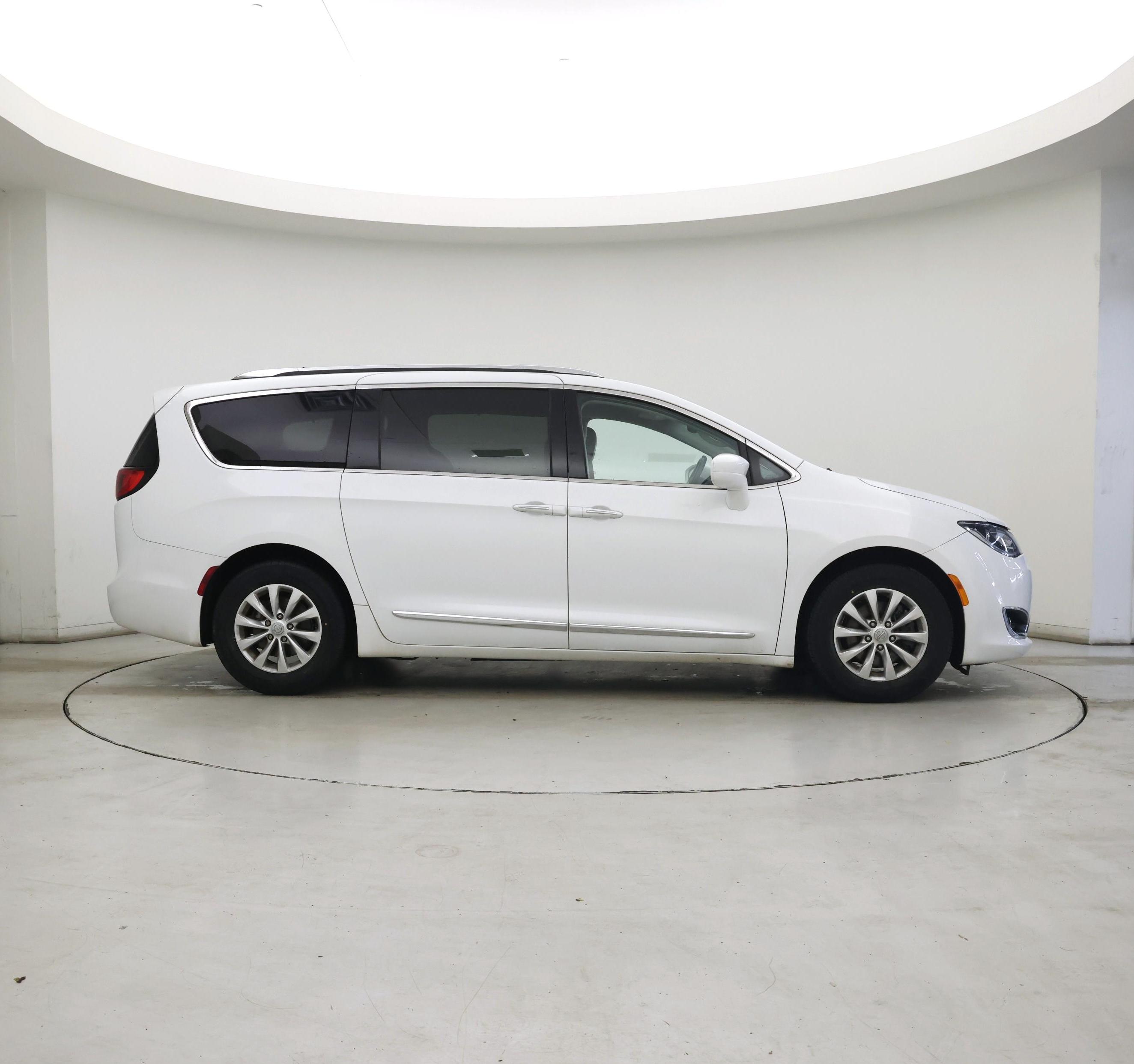 Thumbnail: 2019 Chrysler Pacifica - 7