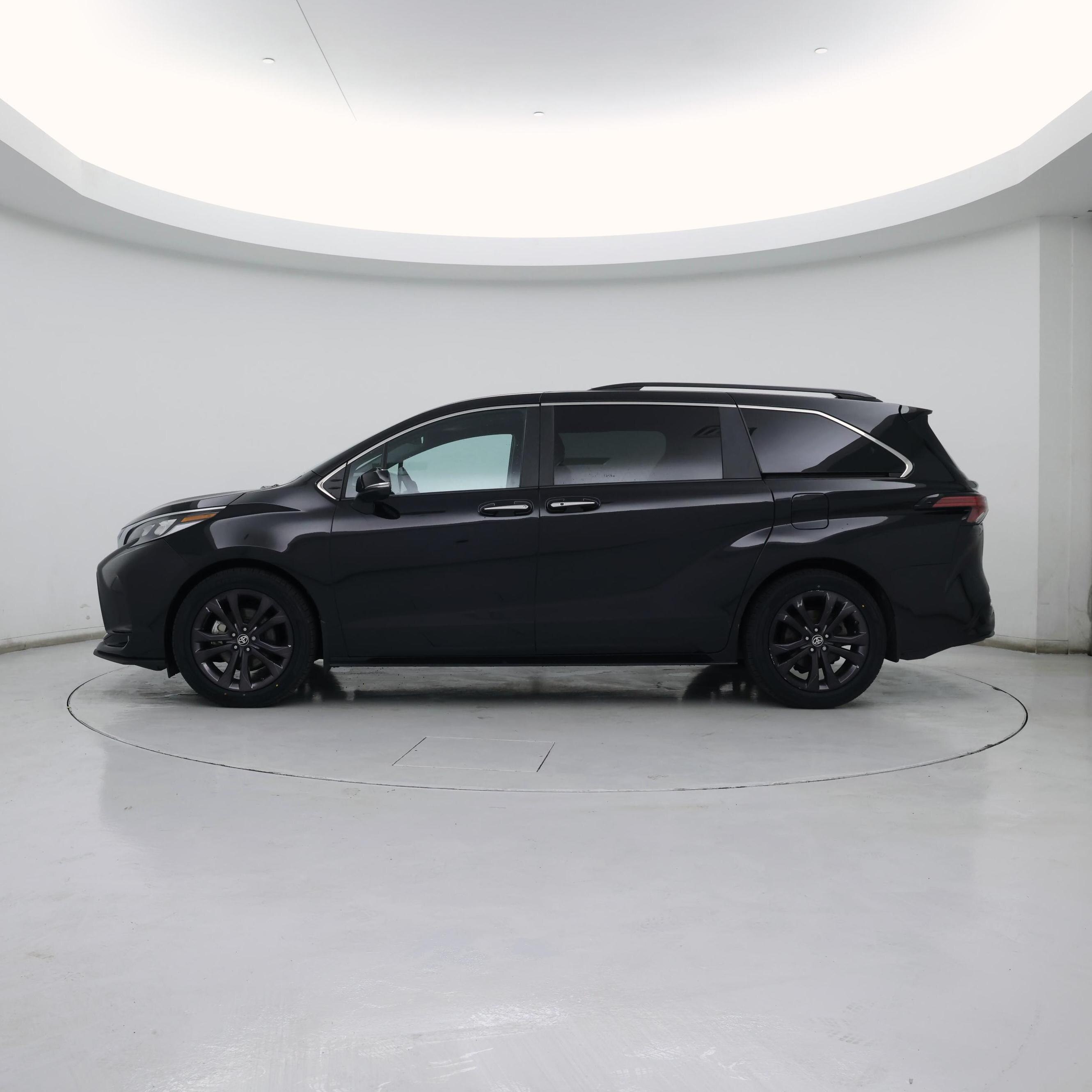 Thumbnail: 2024 Toyota Sienna - 3