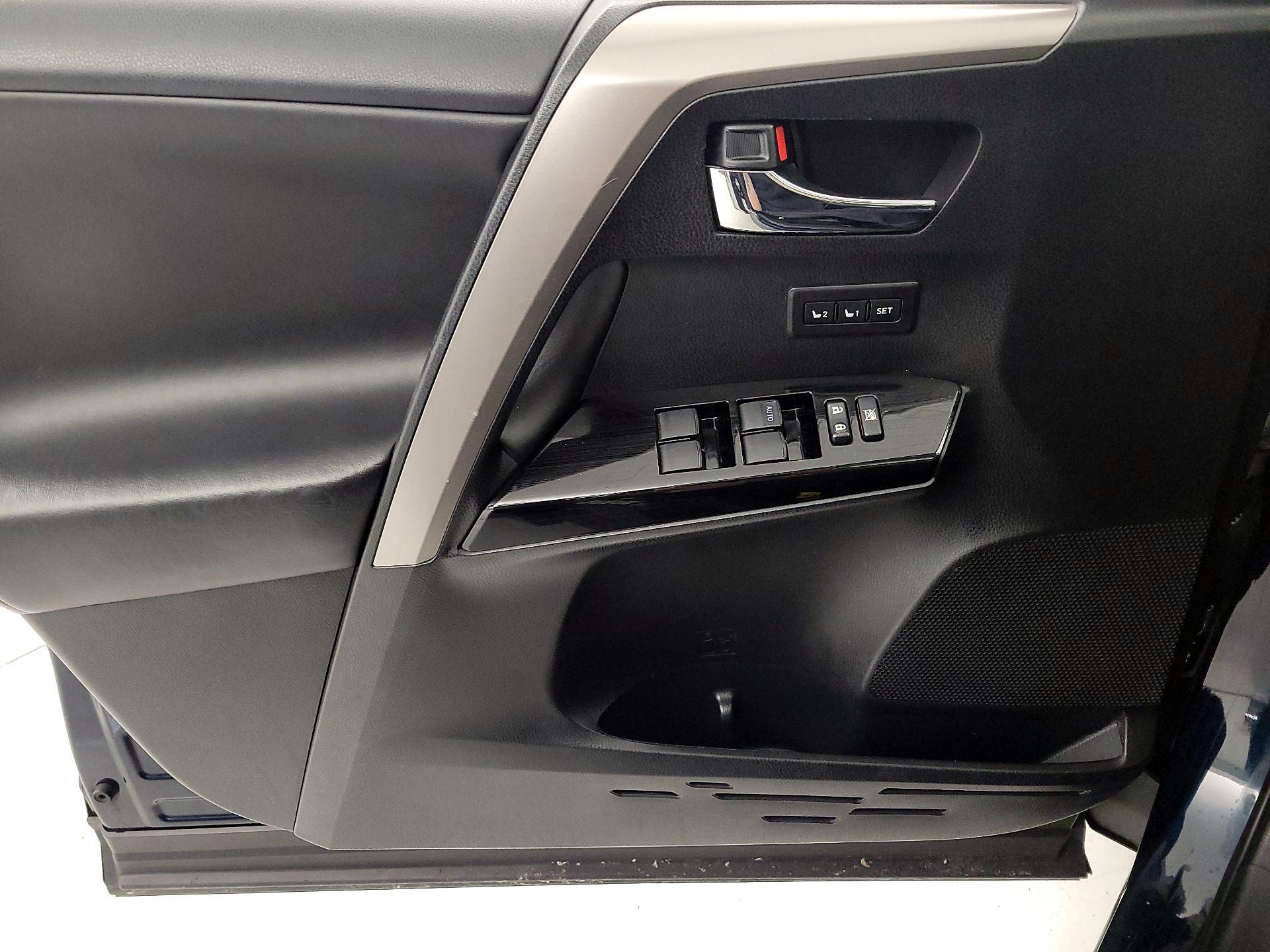 Thumbnail: 2018 Toyota RAV4 - 12