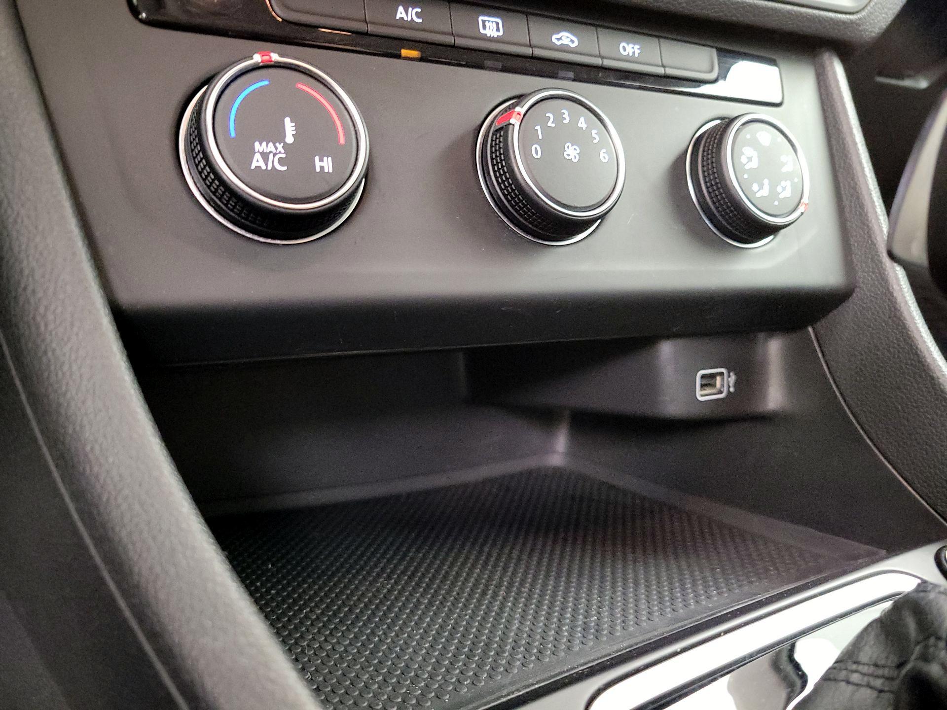 Thumbnail: 2019 Volkswagen Jetta - 19