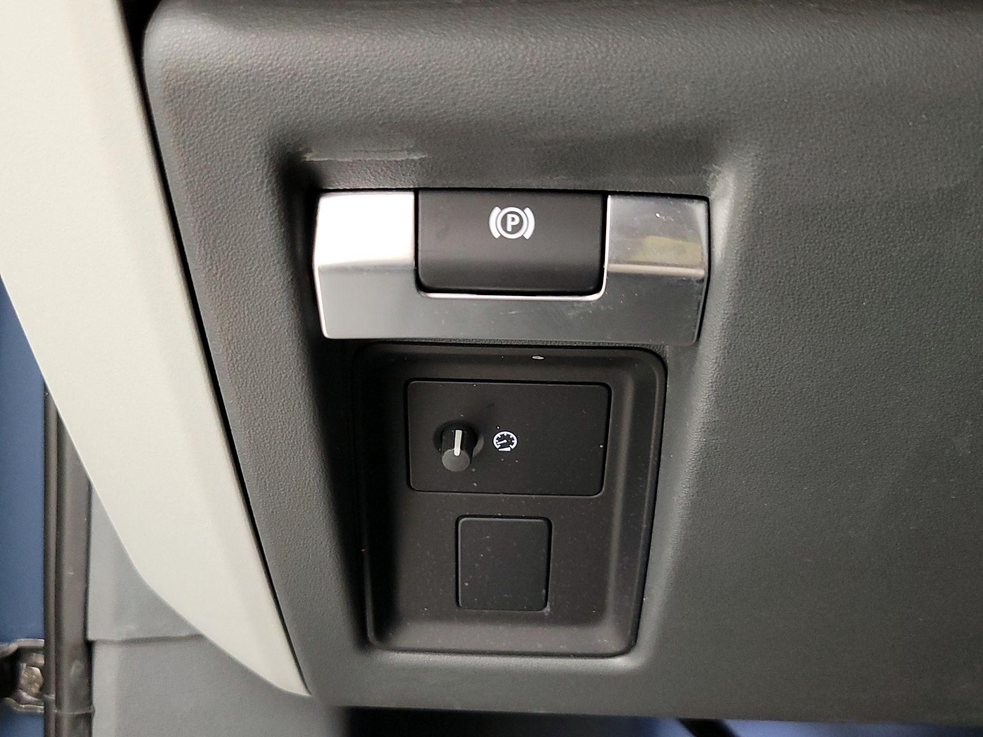 Thumbnail: 2022 Land Rover Defender - 13