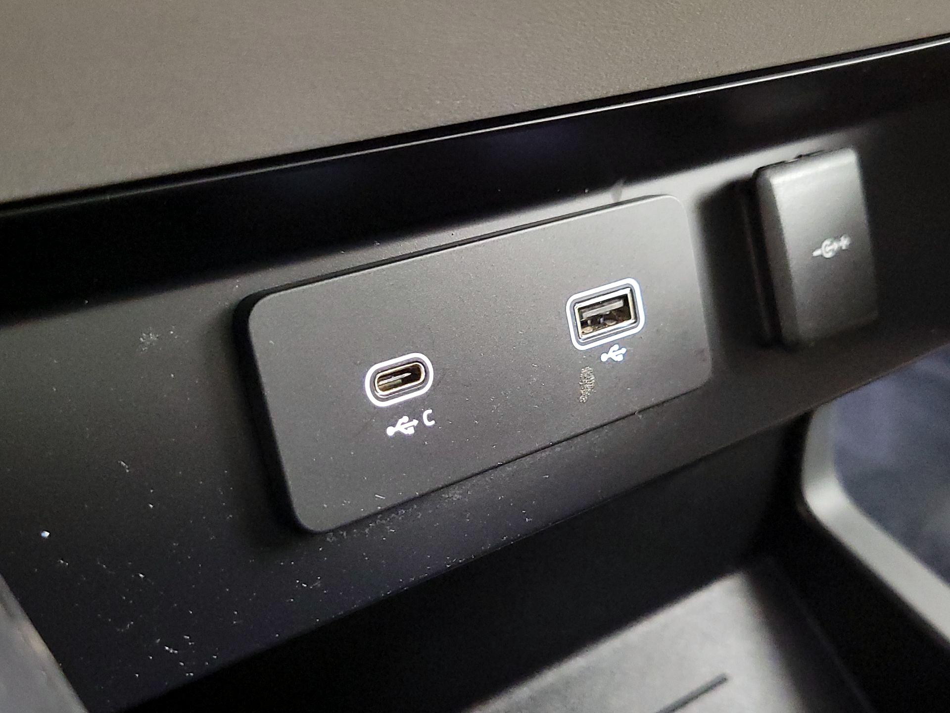 Thumbnail: 2022 Land Rover Defender - 19